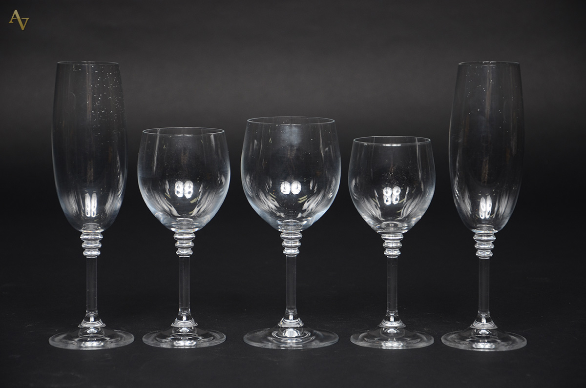 Serviço de cristal com 35 peças, sendo 8 flutes, 7 cálices para água...