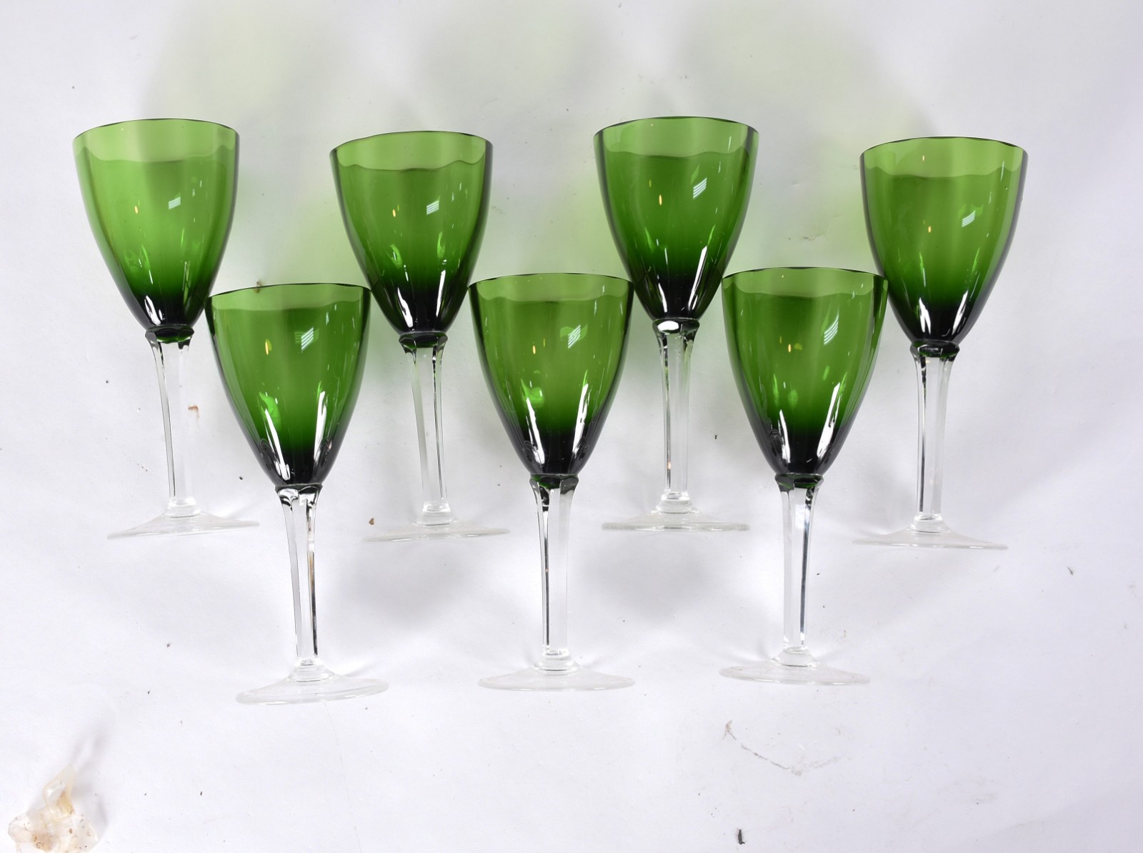 Sete cálices de cristal verde de pé alto. - foto 1 de 4