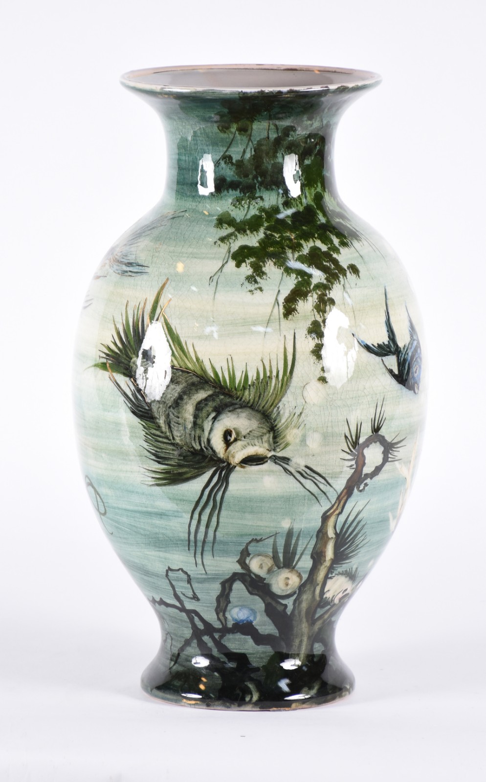 Grande vaso de faiança decorado com peixes em policromia, base de... - foto 5 de 7