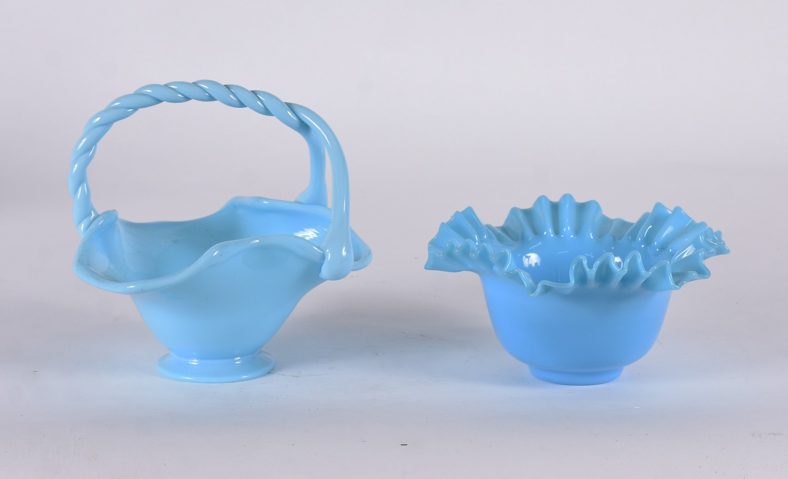 Duas peças, sendo cesta e bowl de opalina azul. - foto 1 de 3