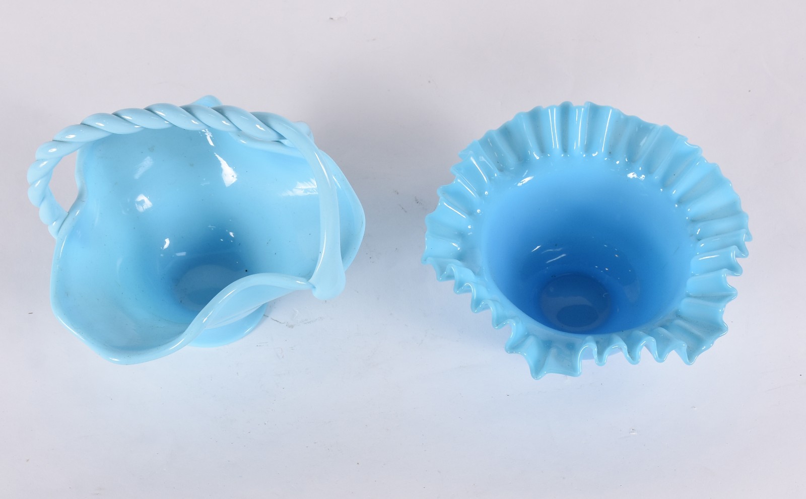 Duas peças, sendo cesta e bowl de opalina azul. - foto 2 de 3
