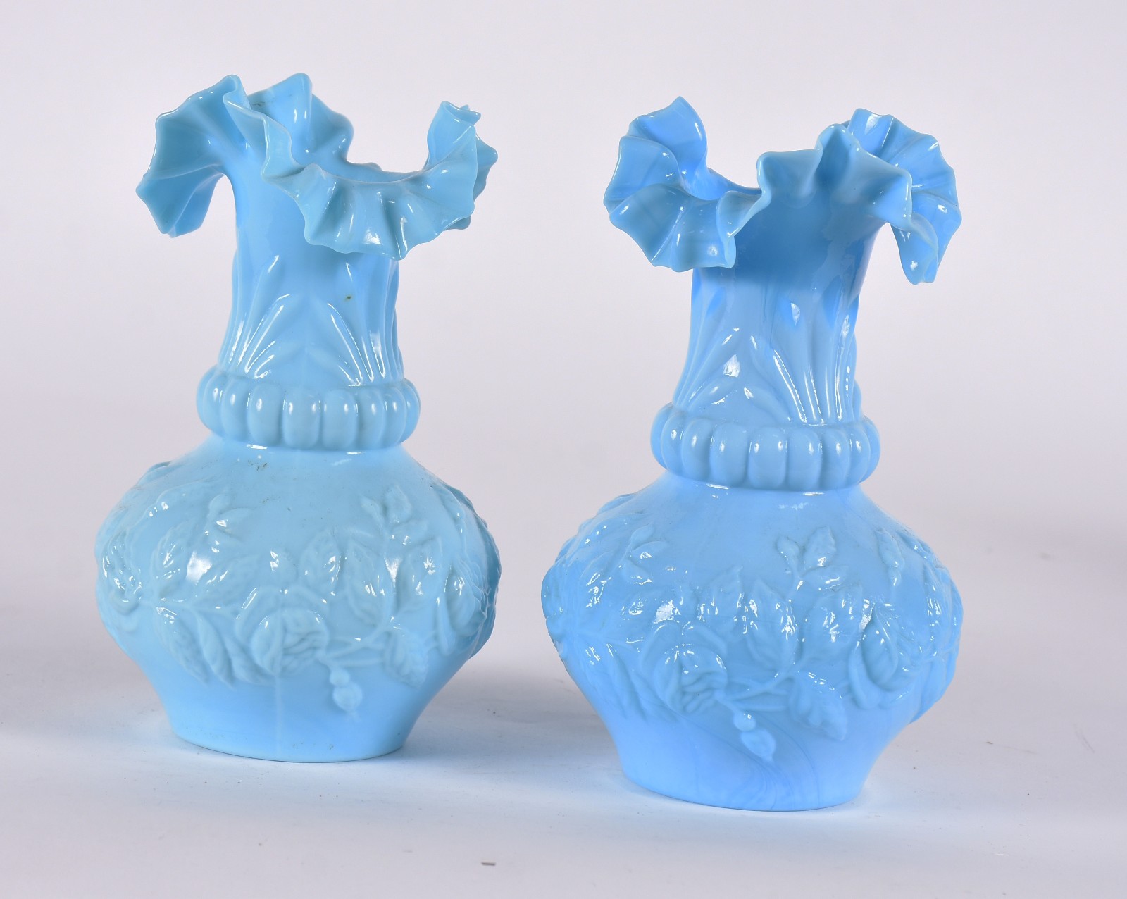Par de vasos de opalina azul com flores em relevo, bordas feitio... - foto 1 de 3