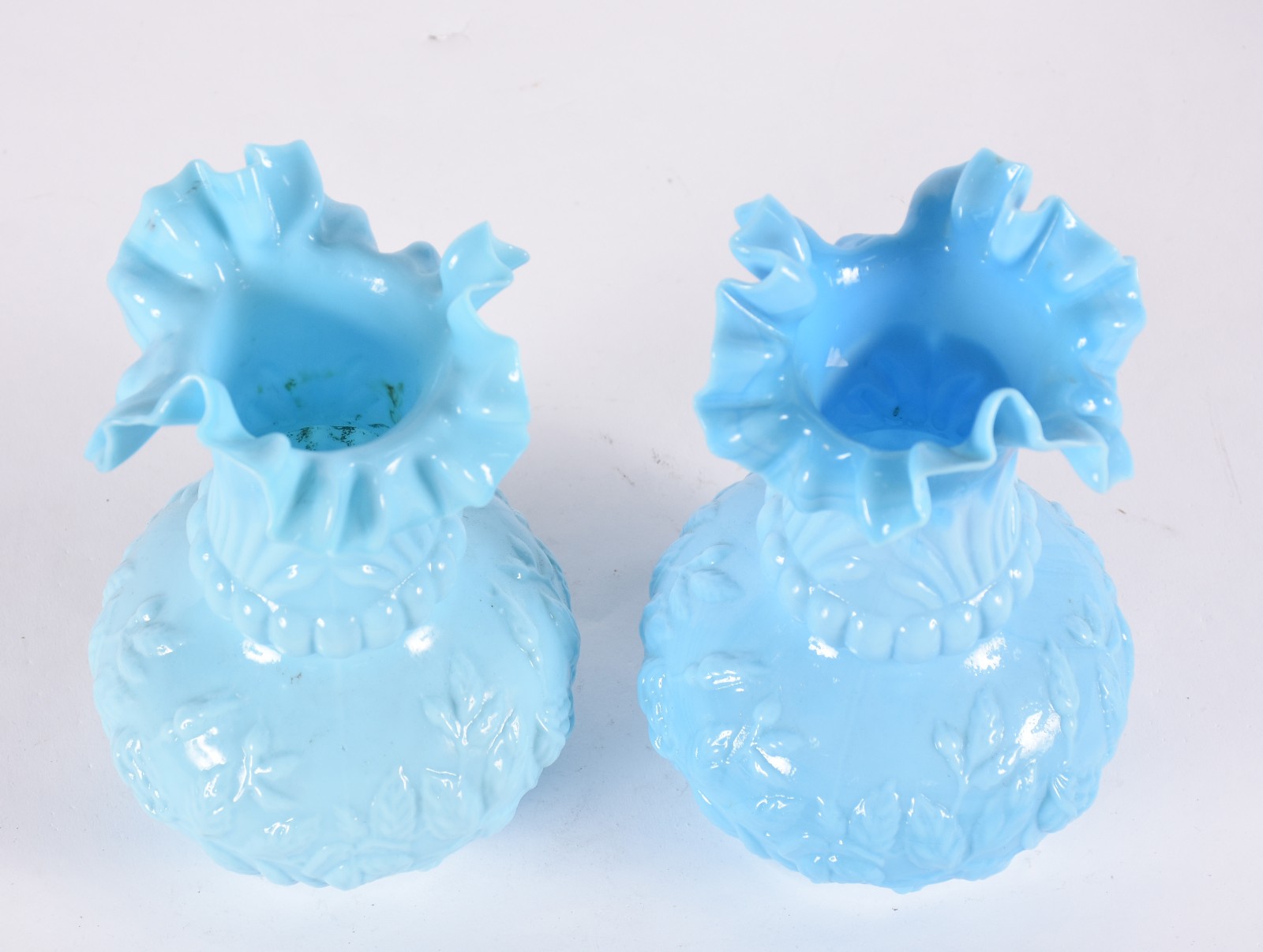 Par de vasos de opalina azul com flores em relevo, bordas feitio... - foto 2 de 3