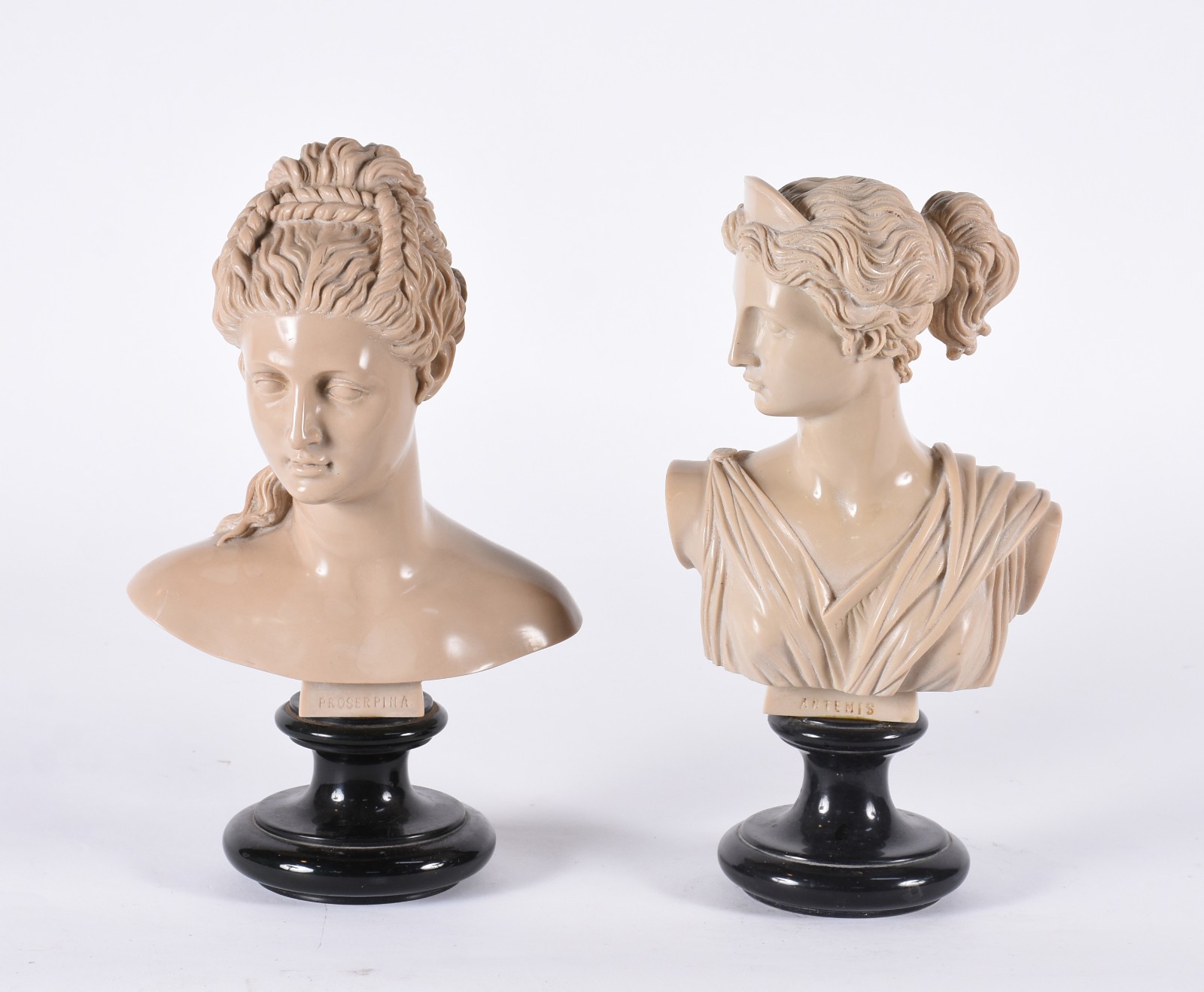 Par de bustos de resina representando figuras femininas (uma delas... - foto 1 de 7