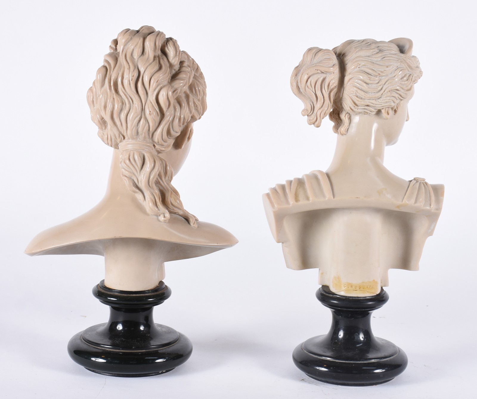 Par de bustos de resina representando figuras femininas (uma delas... - foto 2 de 7