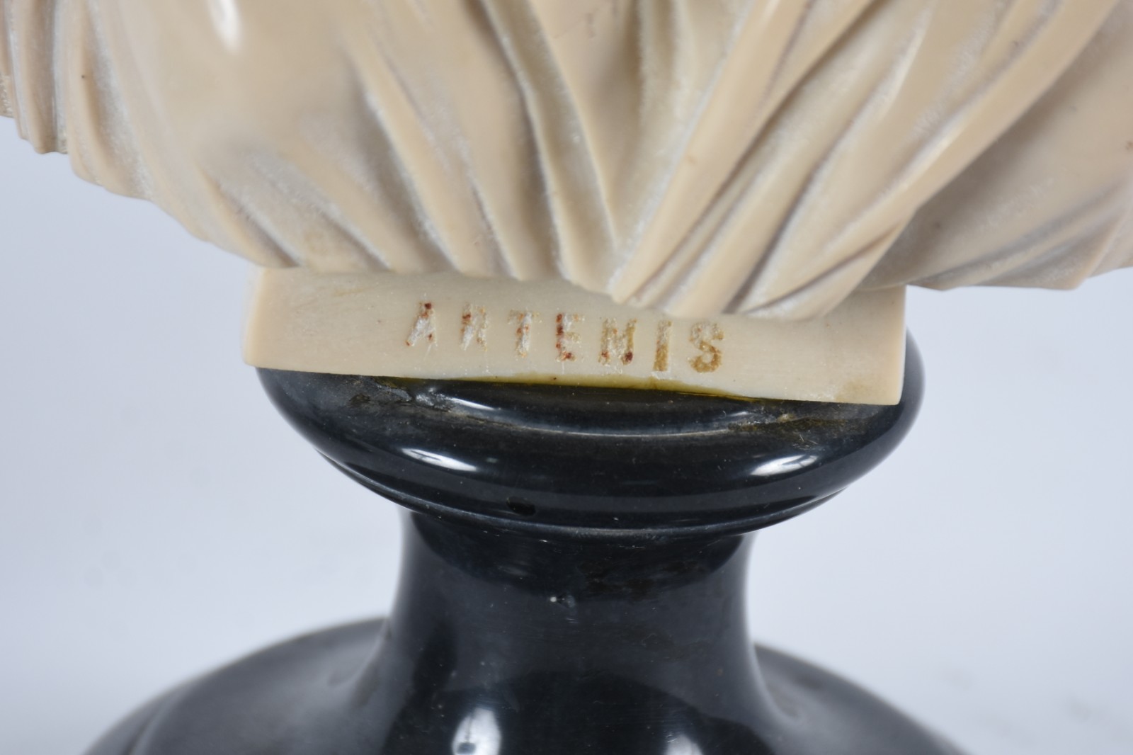 Par de bustos de resina representando figuras femininas (uma delas... - foto 4 de 7