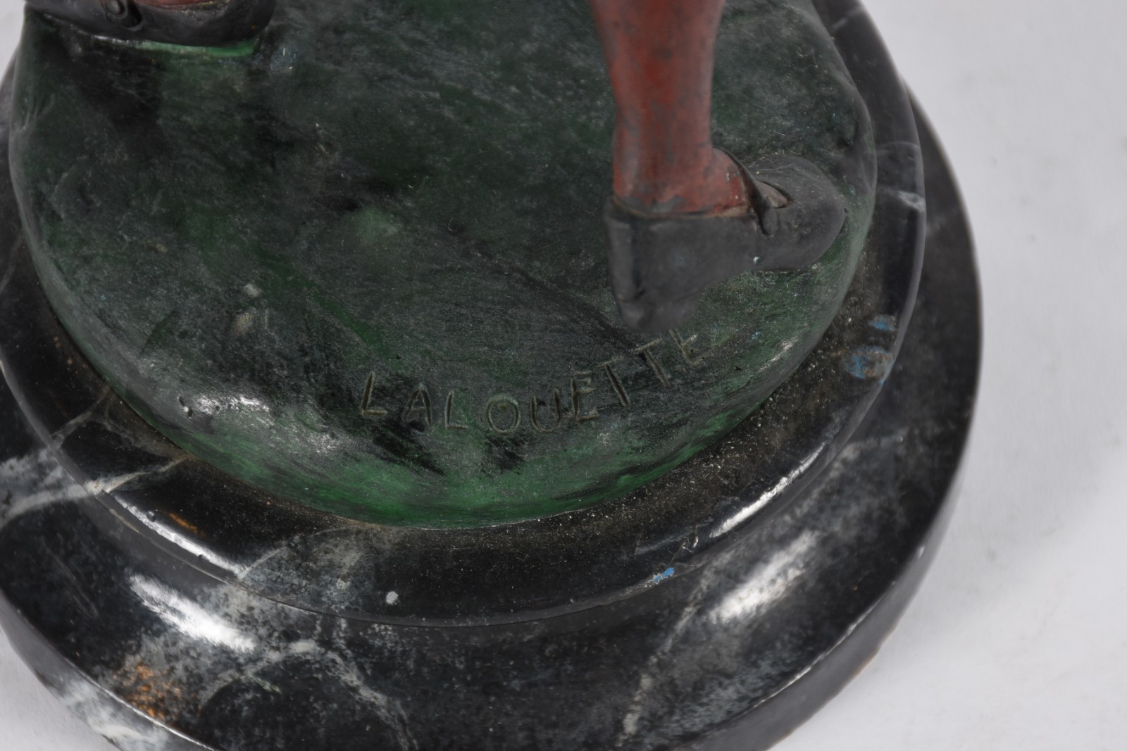 Estatueta de bronze policromado representando caçador, assinado. Base... - foto 4 de 4