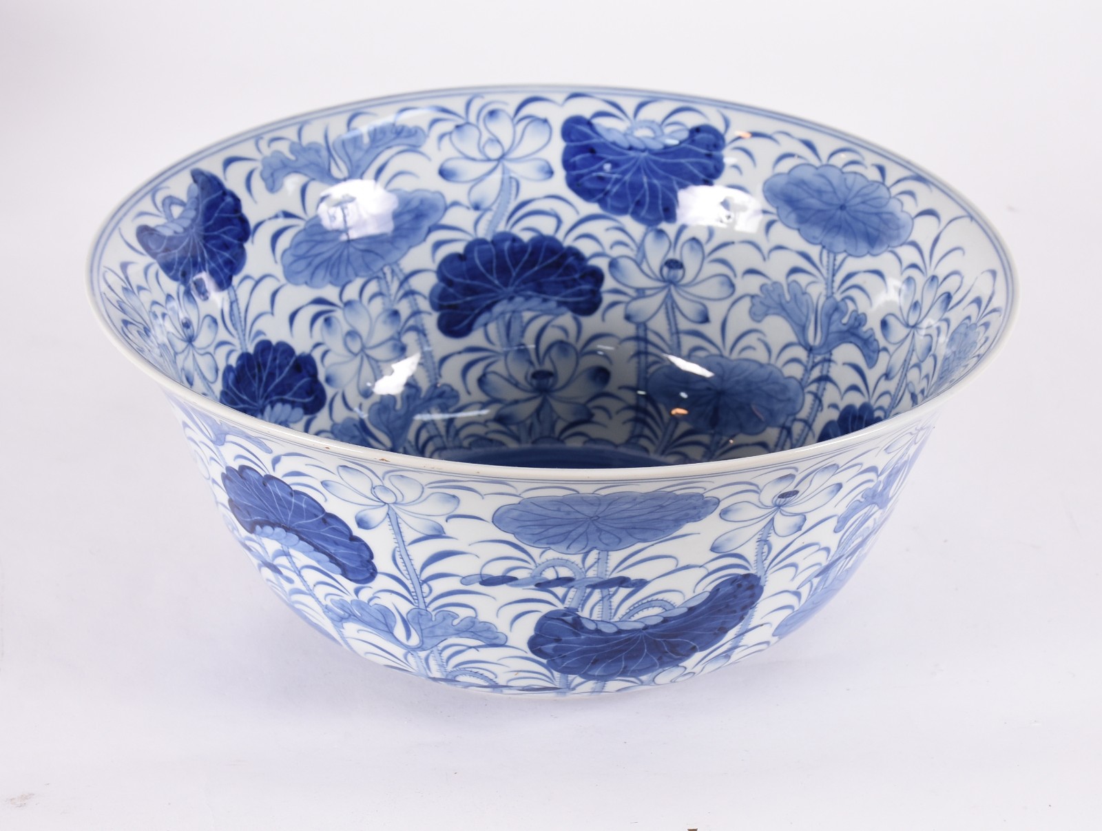 Bowl de porcelana floral azul e branca, possivelmente oriental. - foto 1 de 4