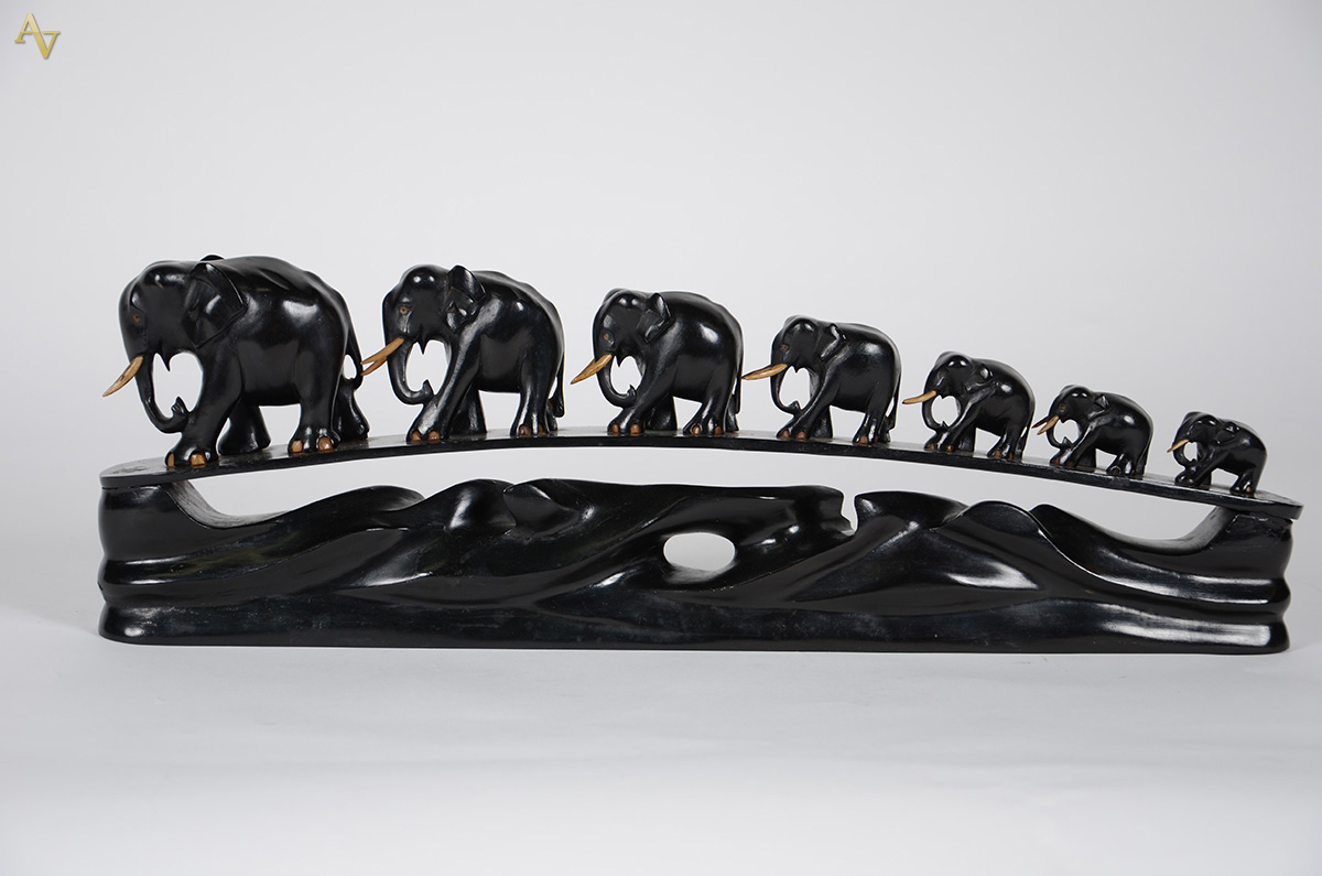 Escultura em Ébano representando Elefantes com presas em marfim. (uma... - foto 2 de 3