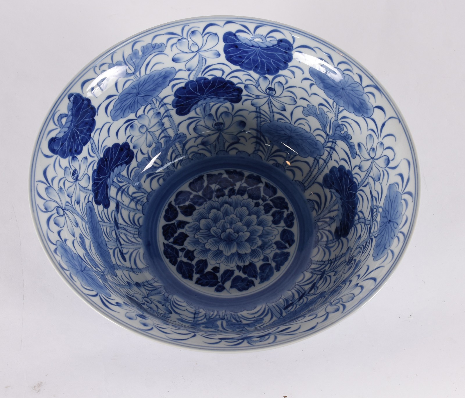 Bowl de porcelana floral azul e branca, possivelmente oriental. - foto 3 de 4