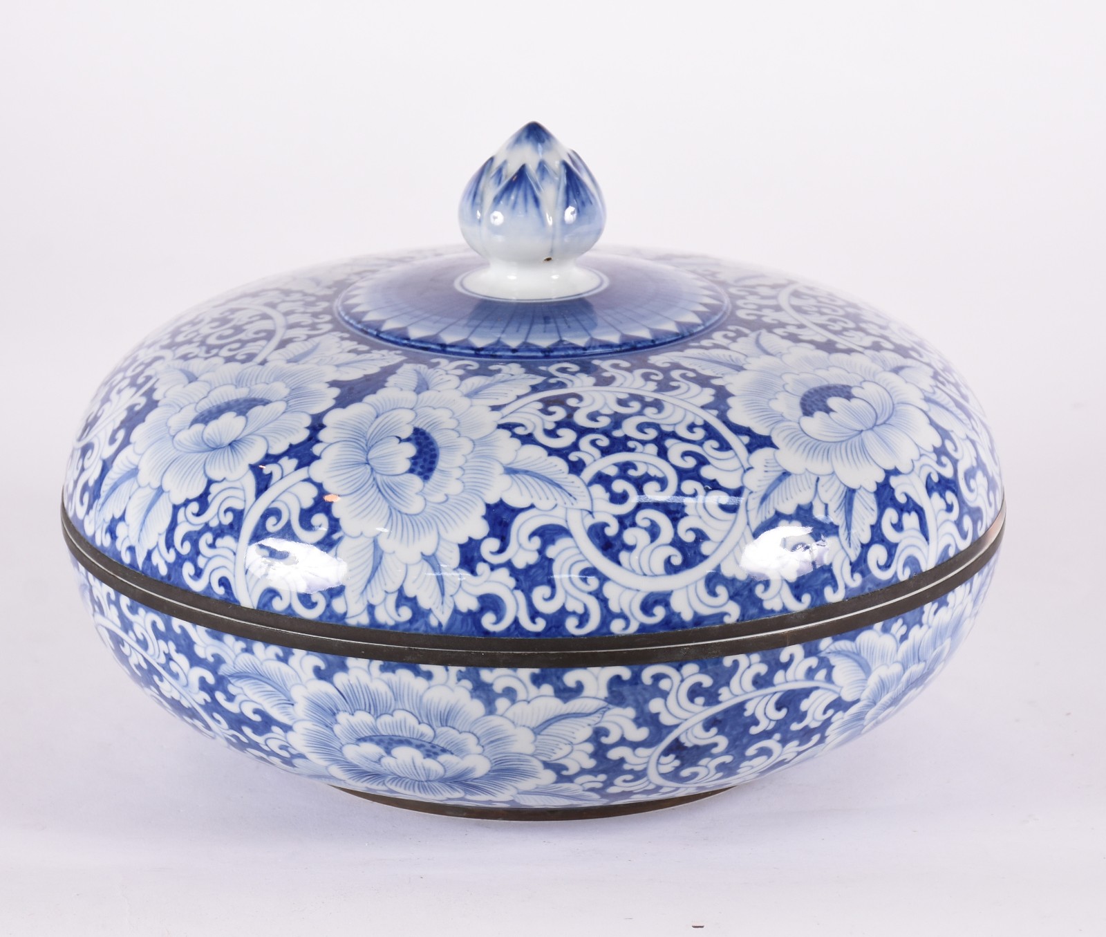 Grande bowl com tampo de porcelana oriental na cor azul e branca com... - foto 1 de 5