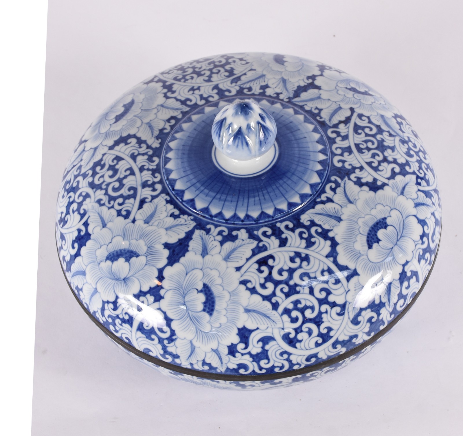 Grande bowl com tampo de porcelana oriental na cor azul e branca com... - foto 2 de 5