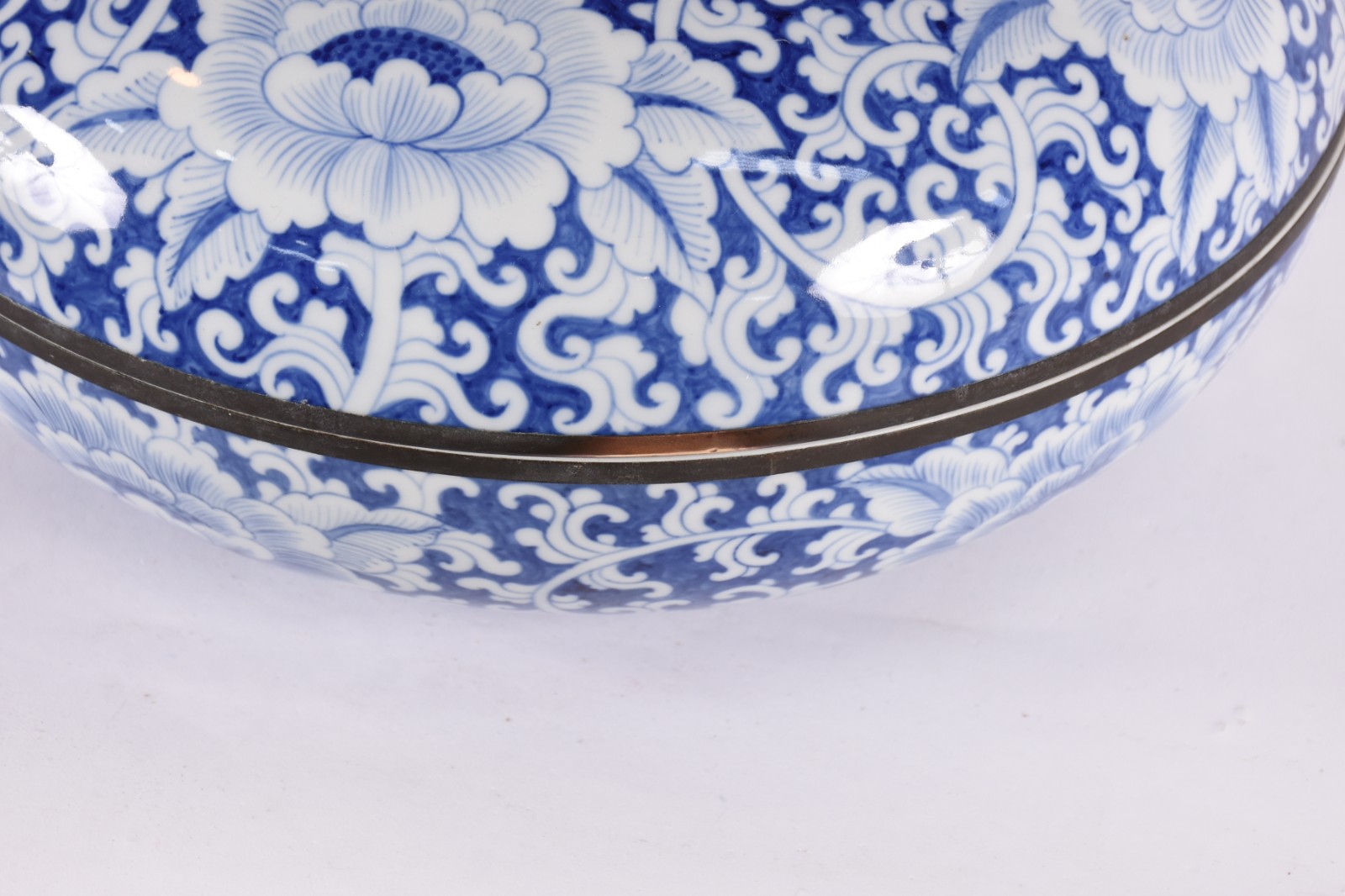 Grande bowl com tampo de porcelana oriental na cor azul e branca com... - foto 3 de 5