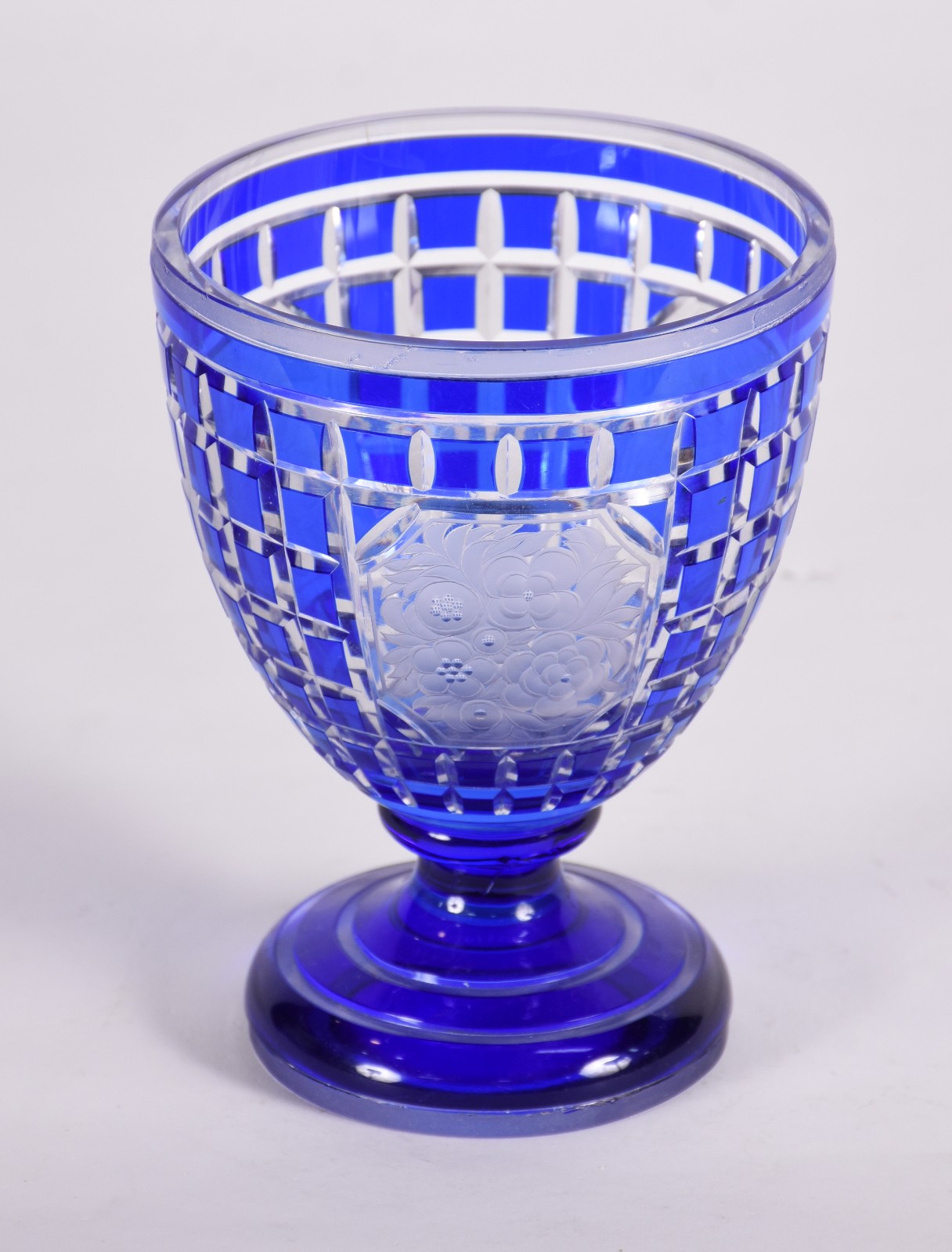 Vaso de cristal doublé azul lapidado. - foto 1 de 4