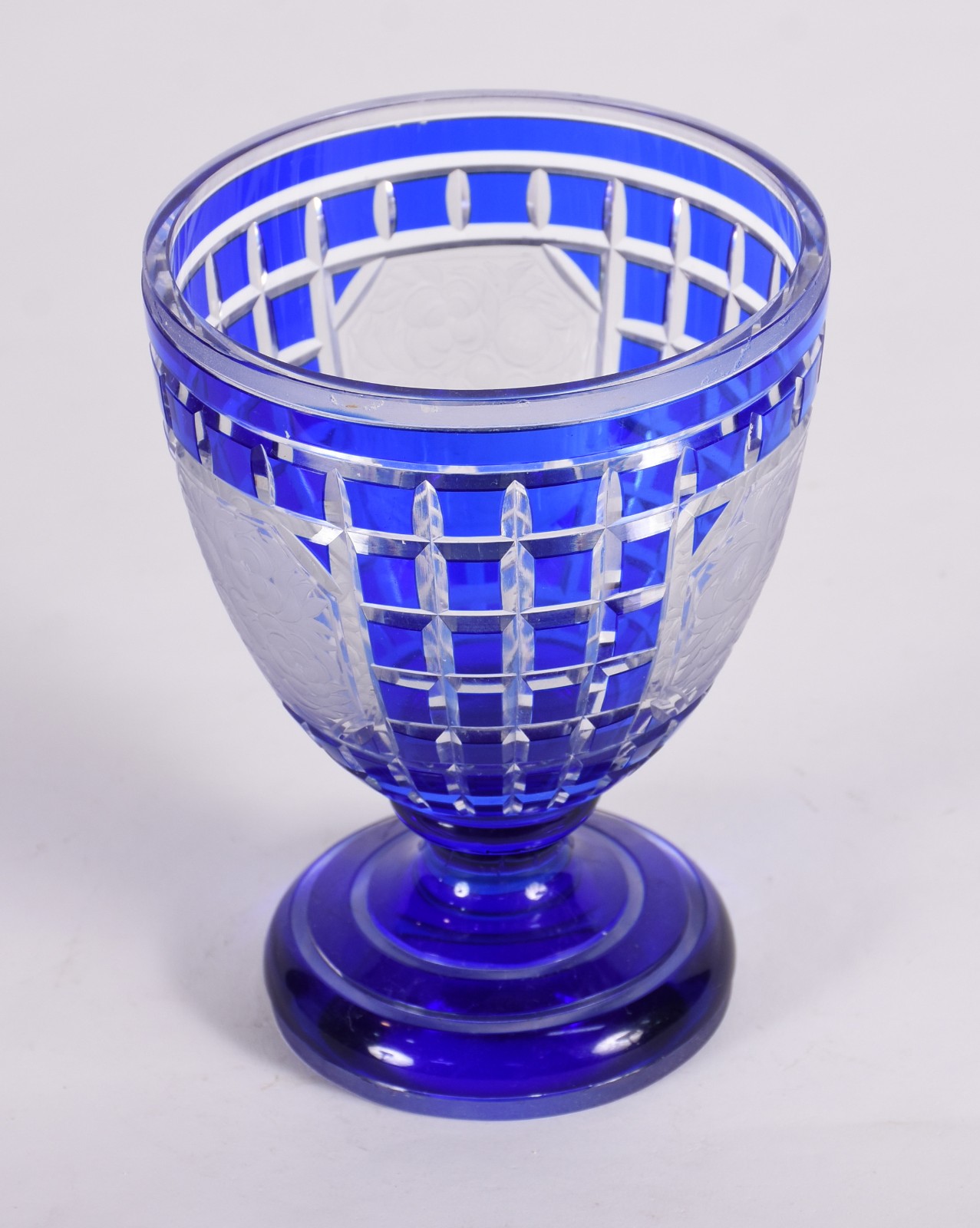 Vaso de cristal doublé azul lapidado. - foto 3 de 4