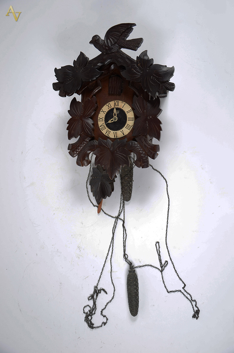 Relógio cuco com caixa de madeira entalhada, alt.caixa 36 cm.