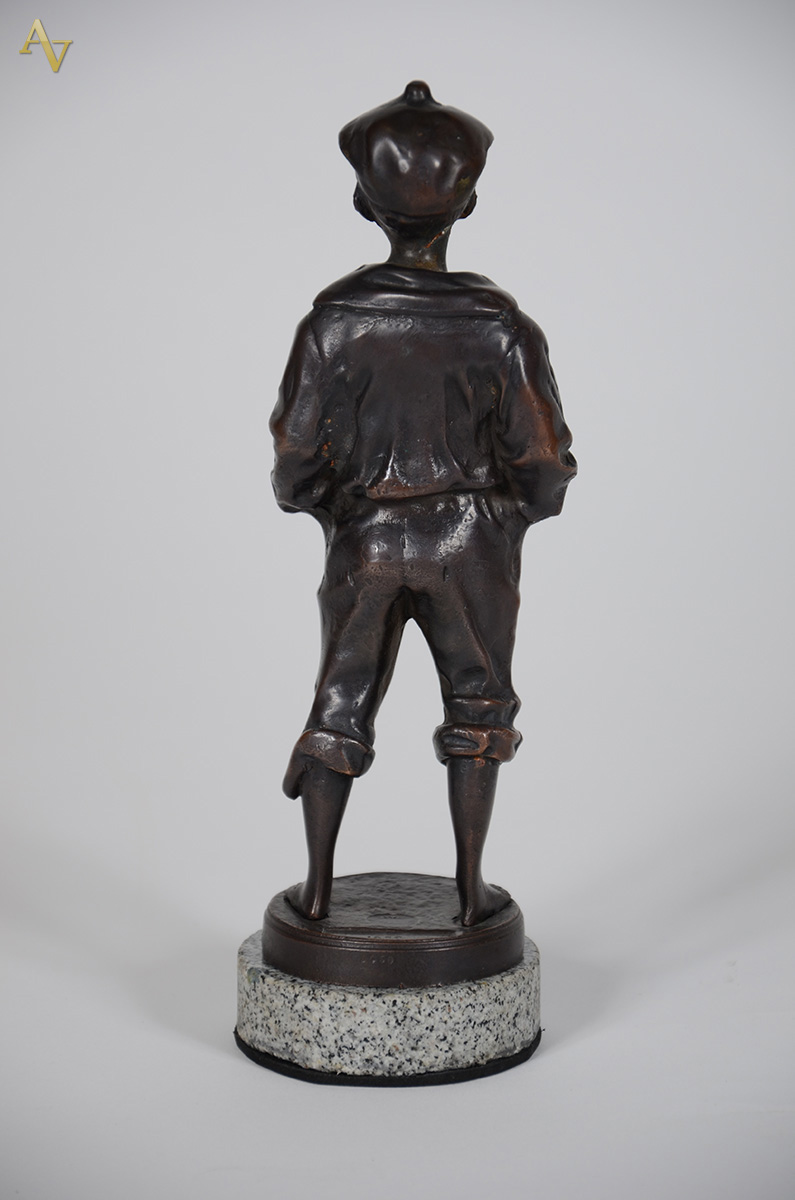 Escultura em bronze representando Assoviador. Assinado e com carimbo... - foto 2 de 3