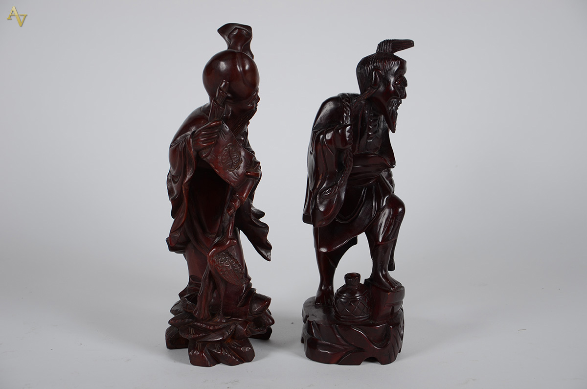 Par de esculturas chinesas em teca representando Sábio e Pescador... - foto 2 de 3