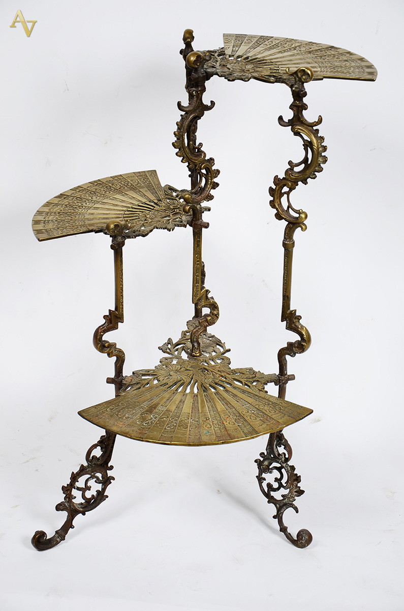 Mesa auxiliar de bronze com 3 platôs feitio leques. Altura: 73 cm