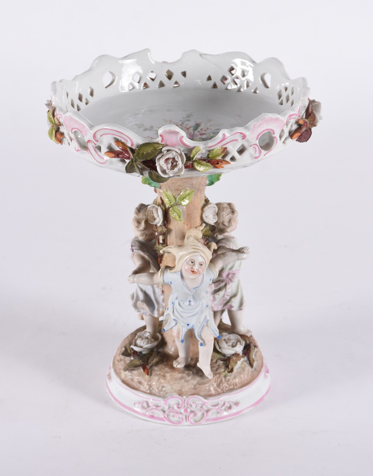 Fruteira de porcelana européia policromada decorada com figuras... - foto 1 de 6