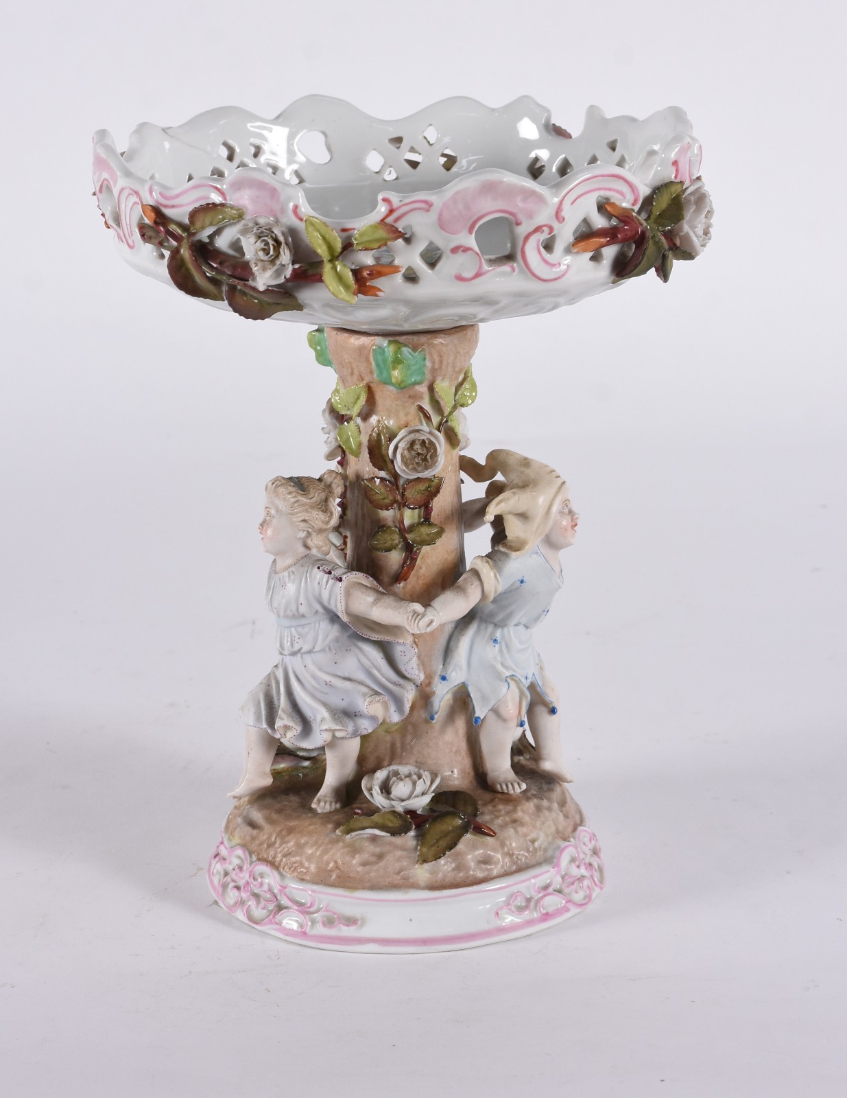 Fruteira de porcelana européia policromada decorada com figuras... - foto 2 de 6