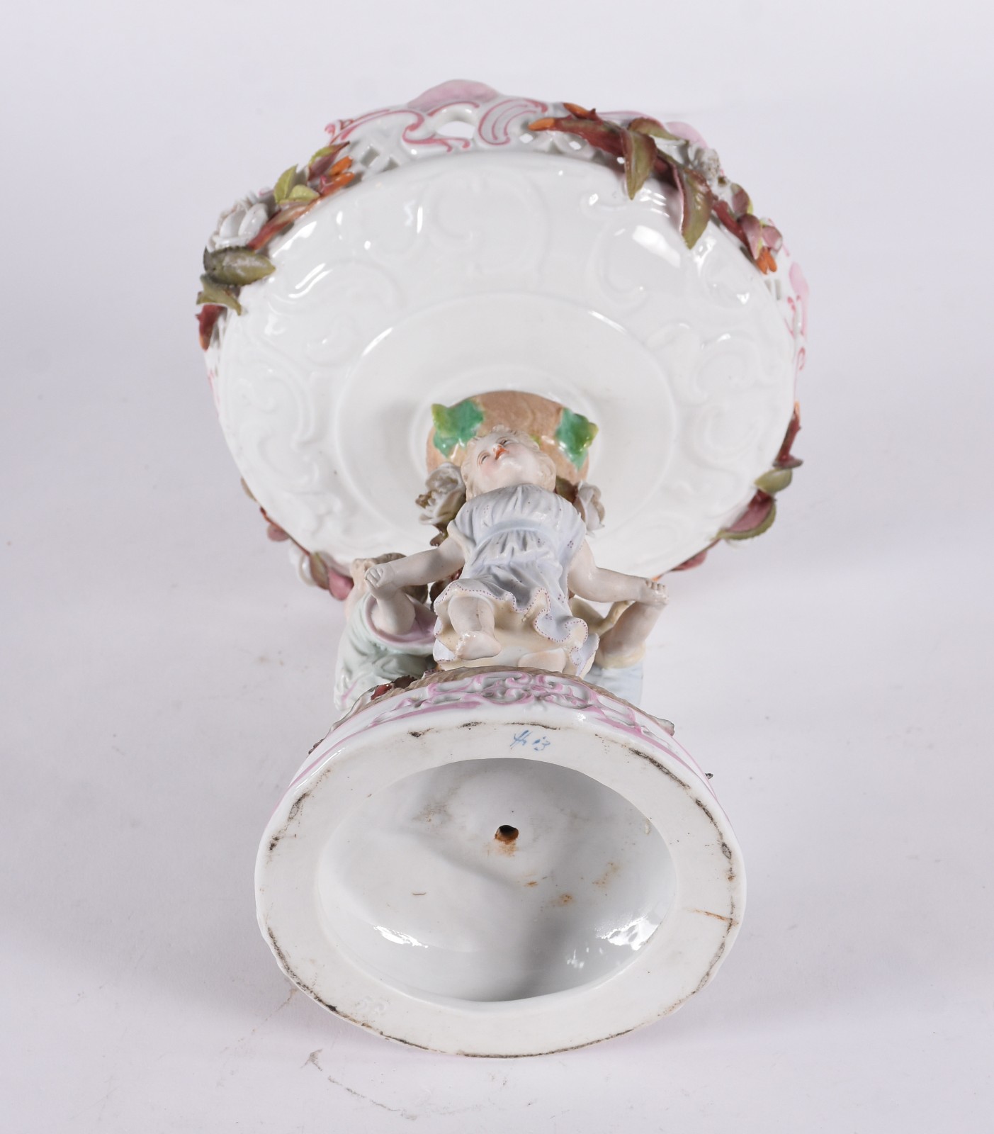 Fruteira de porcelana européia policromada decorada com figuras... - foto 3 de 6