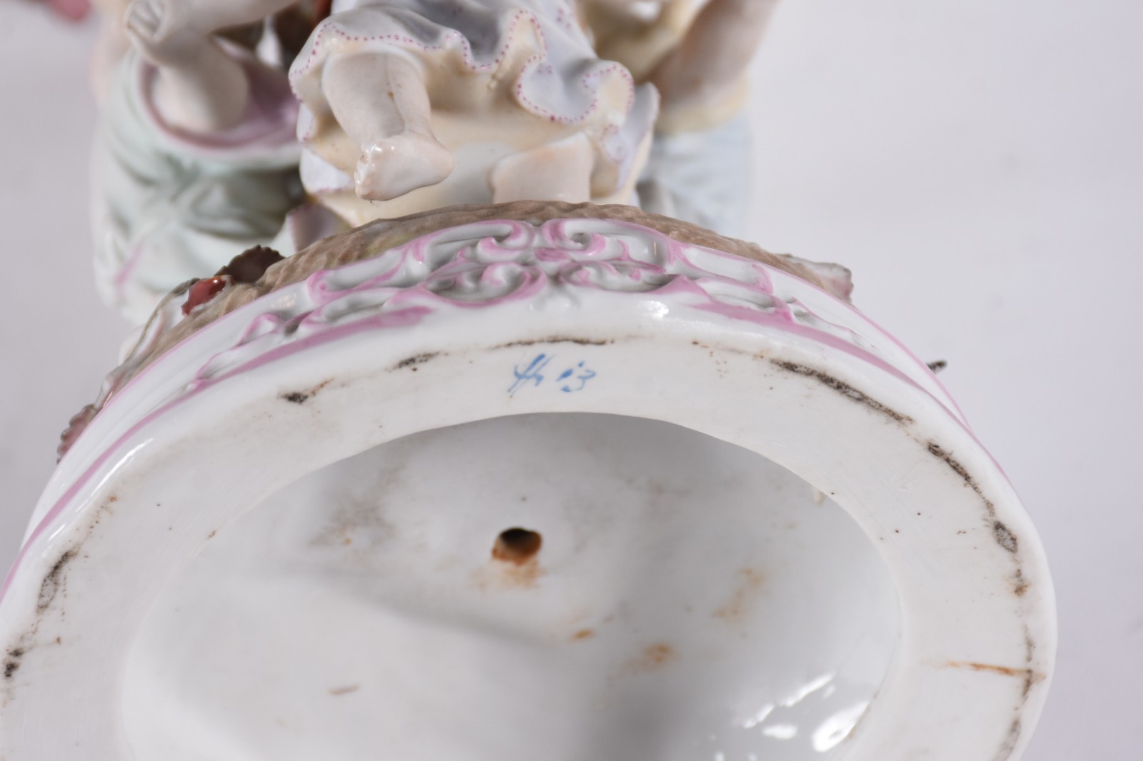 Fruteira de porcelana européia policromada decorada com figuras... - foto 4 de 6