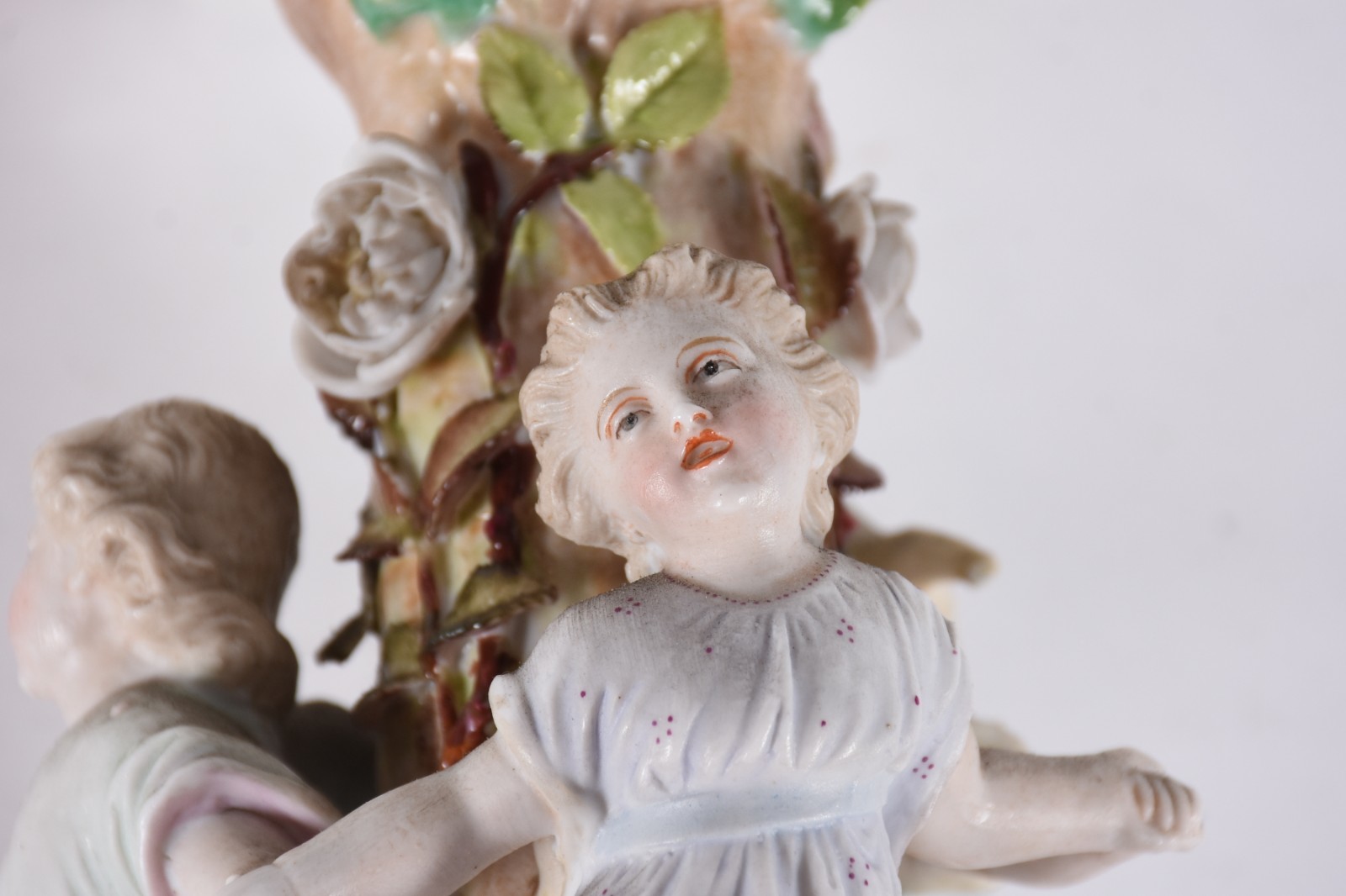 Fruteira de porcelana européia policromada decorada com figuras... - foto 5 de 6