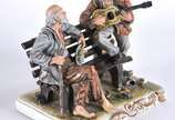 Capo di Monti, Mendigos seresteiros - Grupo escultórico de porcelana italiana Capo Di Monti policromada (base restaurada e violão com braço colado).