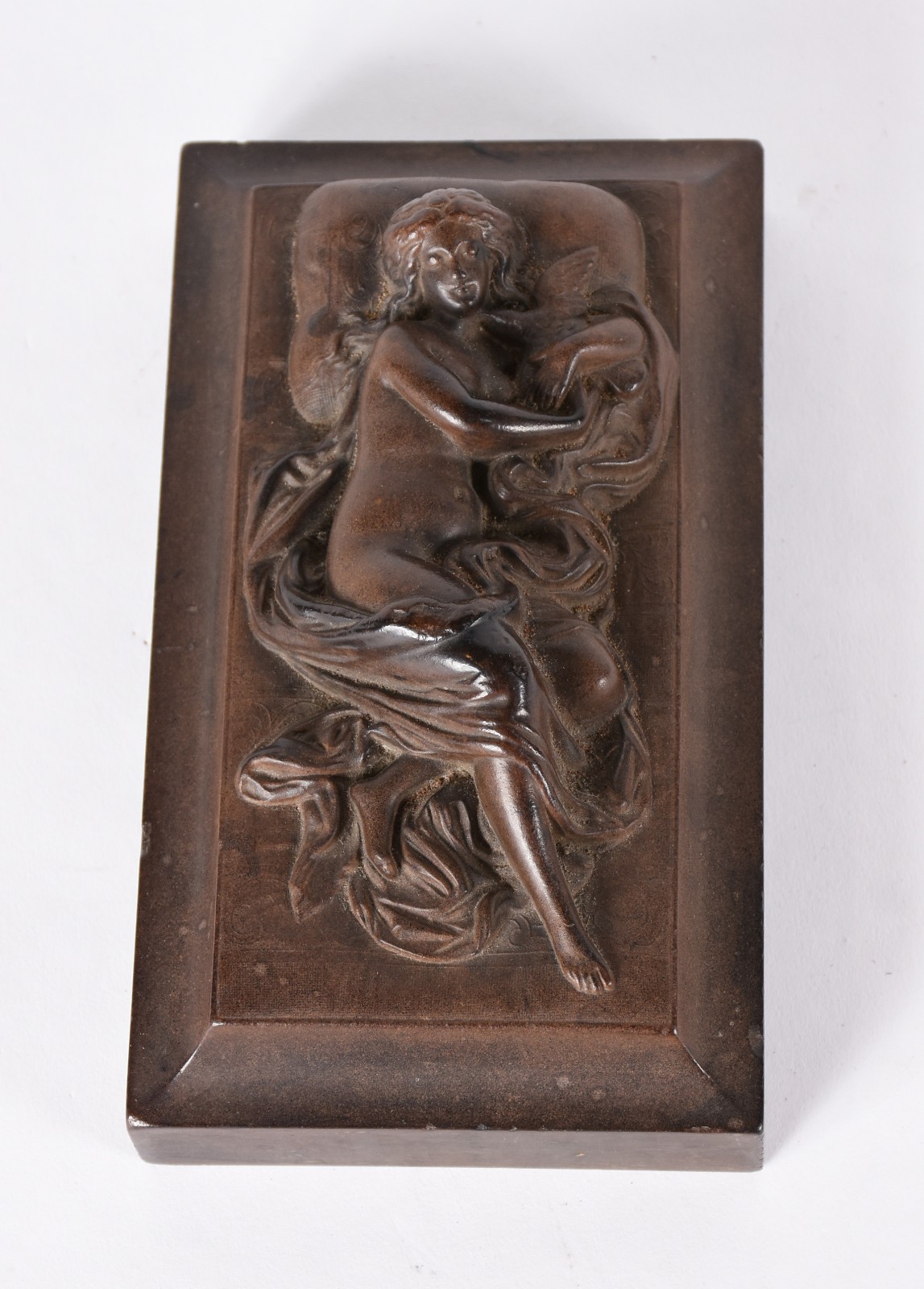 Escultura representando mulher deitada abraçada a um pássaro. - foto 1 de 4