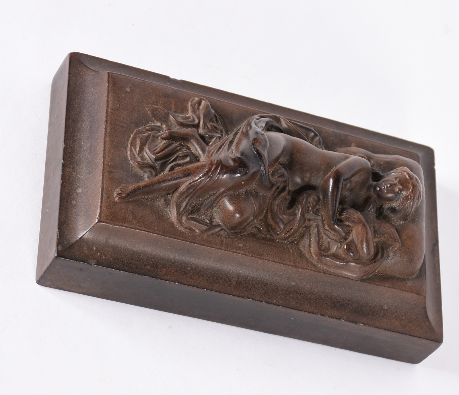 Escultura representando mulher deitada abraçada a um pássaro. - foto 2 de 4