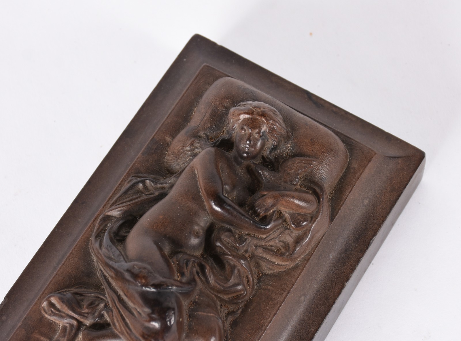 Escultura representando mulher deitada abraçada a um pássaro. - foto 3 de 4