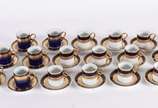 Lote com 18 xícaras de café com pires  de porce... - Lote com 18 xícaras de café com pires  de porcelana azul cobalto e dourado, sendo 12 de um modelo e 6 de outro  (1 pires lascado).