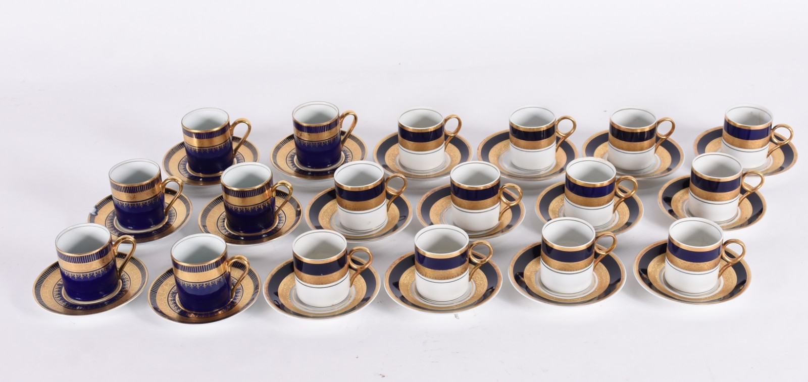 Lote com 18 xícaras de café com pires de porcelana azul cobalto e... - foto 1 de 6