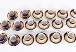 Lote com 18 xícaras de café com pires  de porce... - Lote com 18 xícaras de café com pires  de porcelana azul cobalto e dourado, sendo 12 de um modelo e 6 de outro  (1 pires lascado).