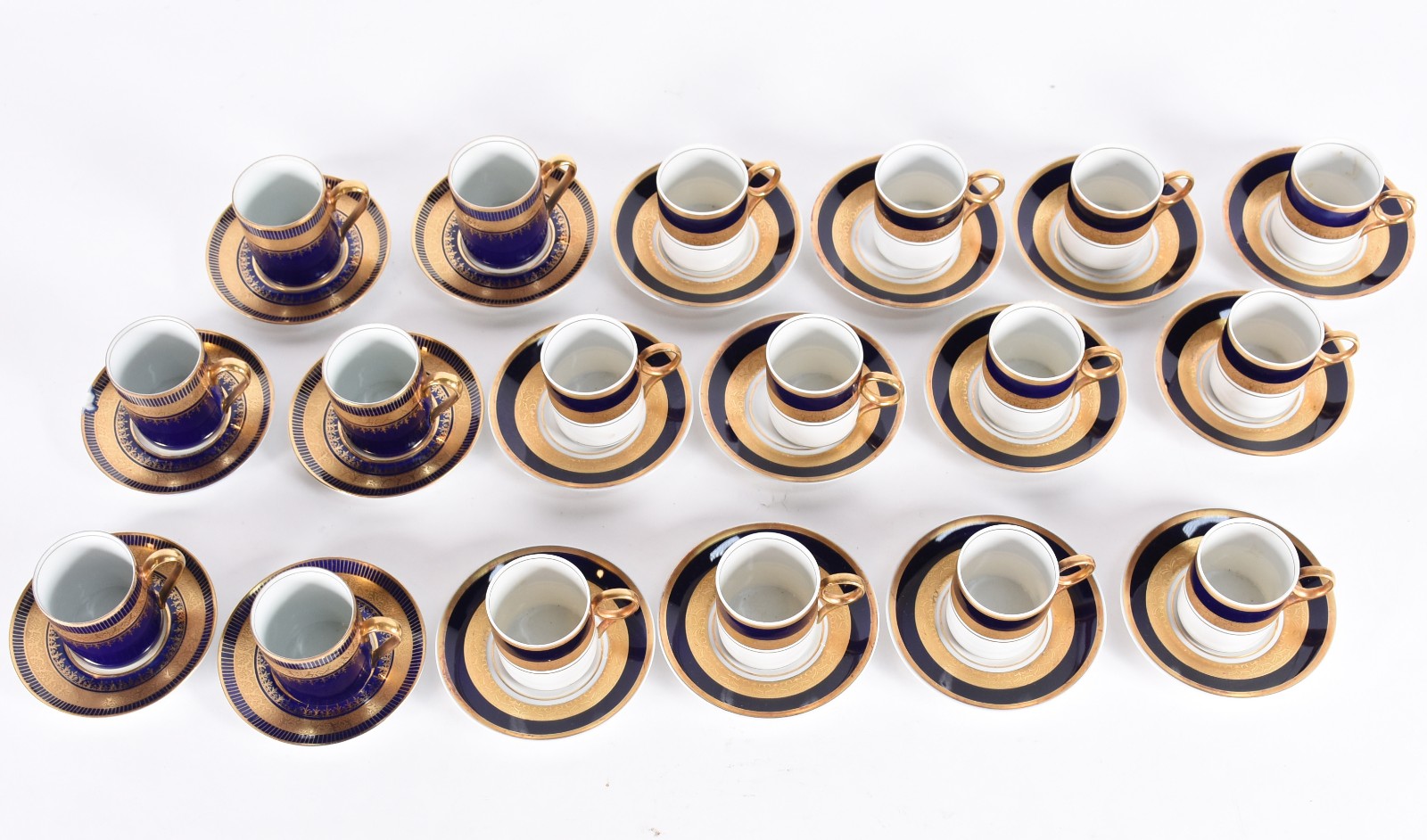 Lote com 18 xícaras de café com pires de porcelana azul cobalto e... - foto 2 de 6