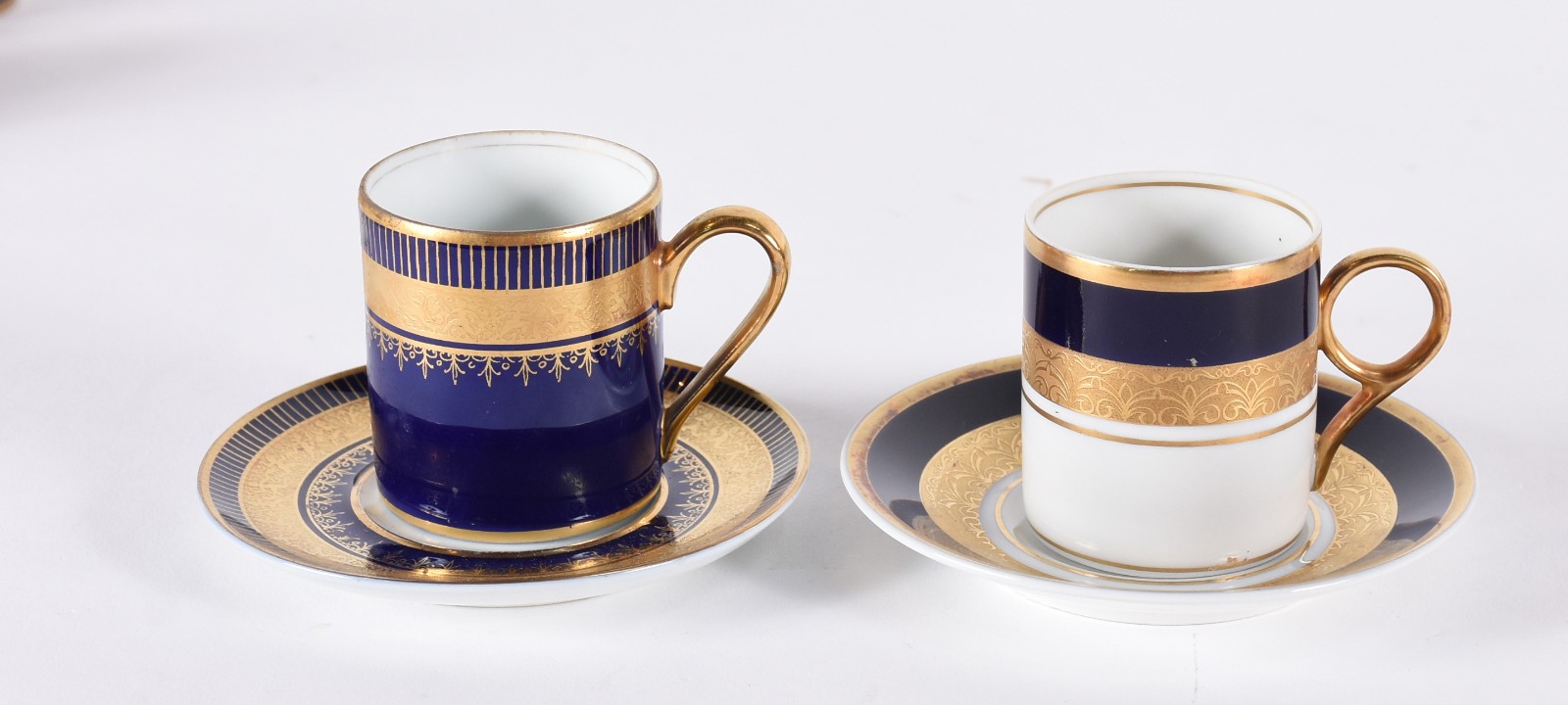 Lote com 18 xícaras de café com pires de porcelana azul cobalto e... - foto 5 de 6
