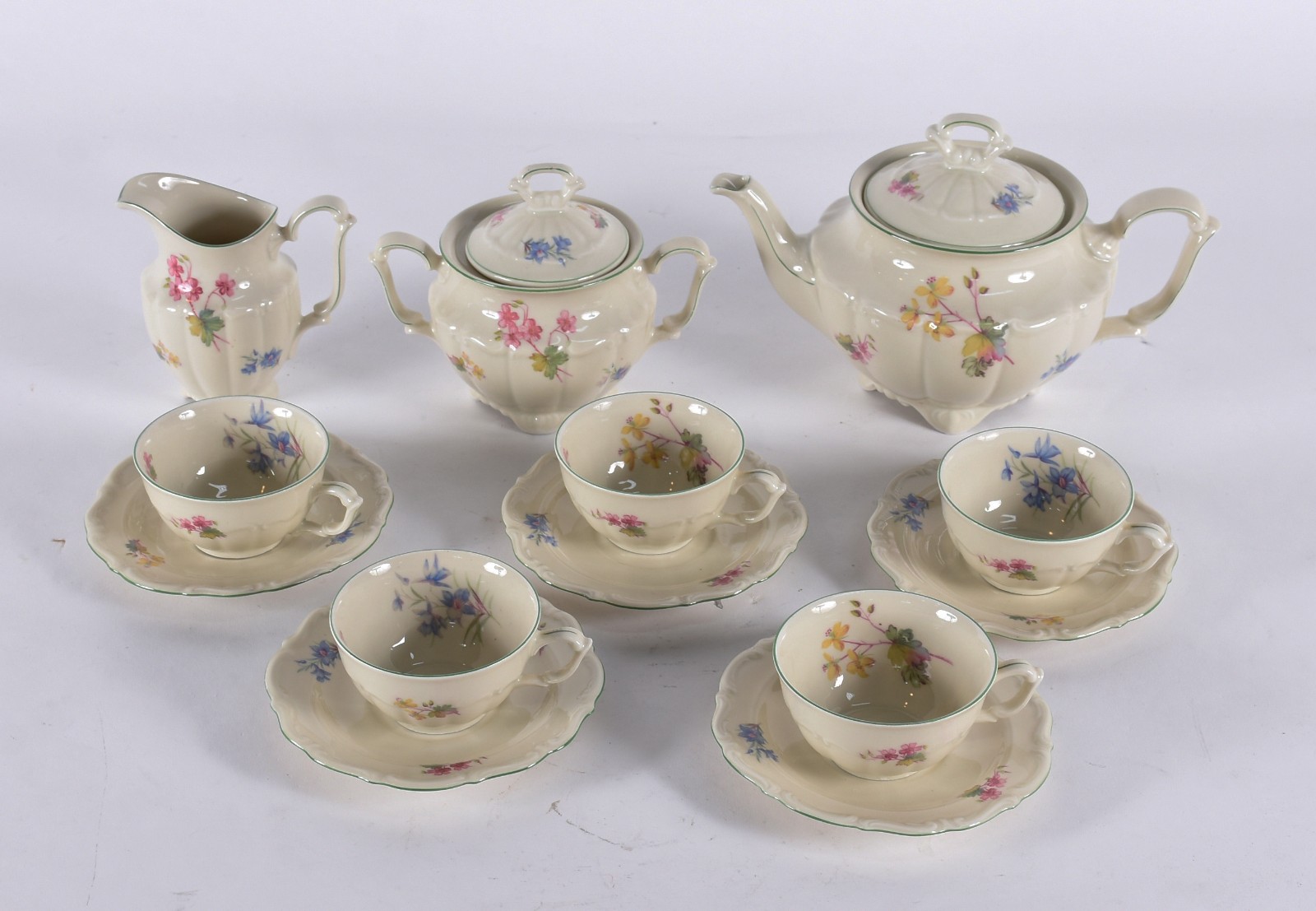 Parte de serviço de chá de porcelana tcheca decorado com flores em... - foto 1 de 5