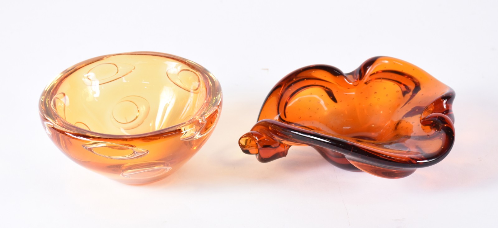 Duas peças de vidro decorativo, sendo: Bowl na cor âmbar e cinzeiro... - foto 1 de 4