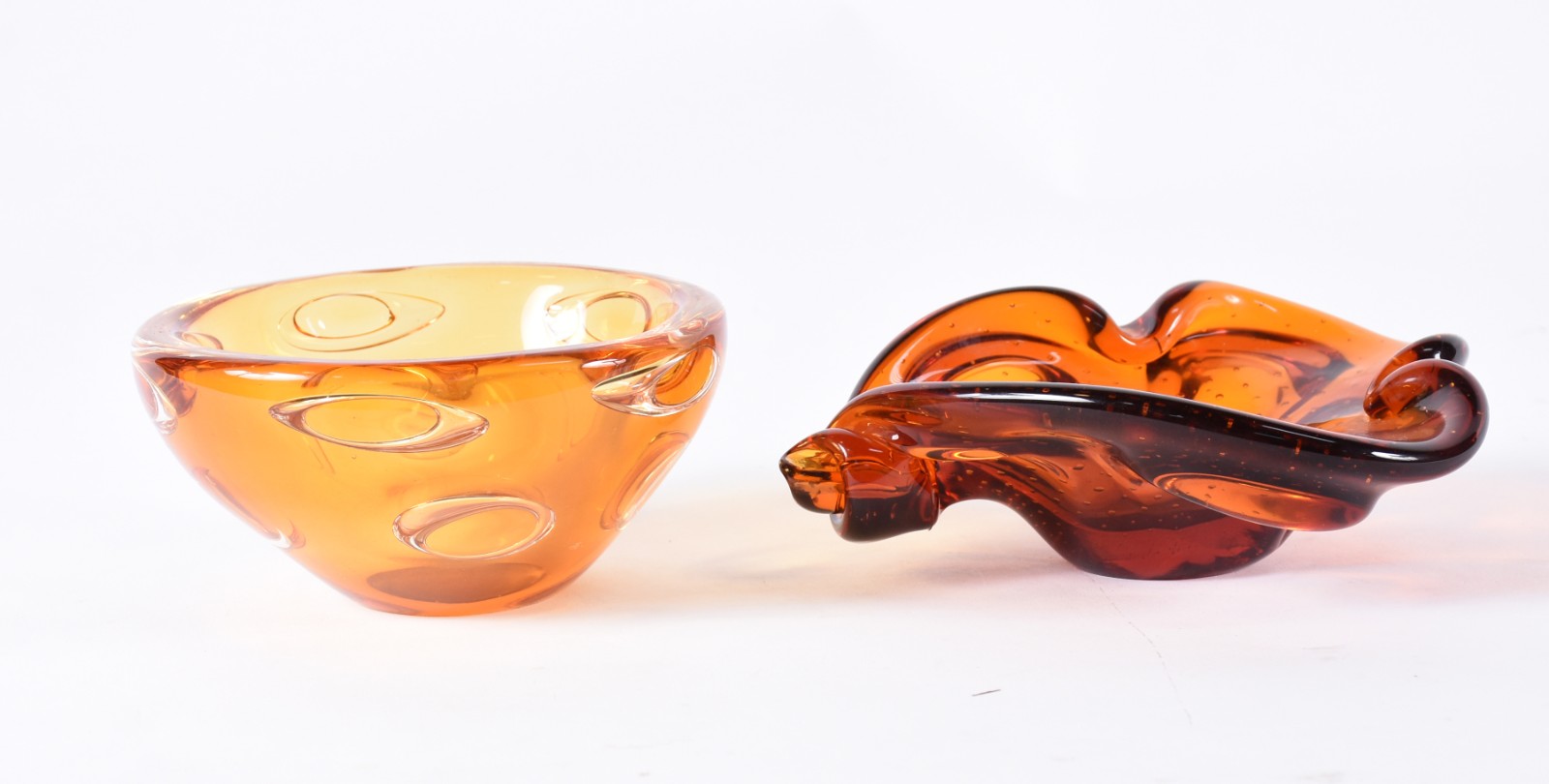 Duas peças de vidro decorativo, sendo: Bowl na cor âmbar e cinzeiro... - foto 2 de 4