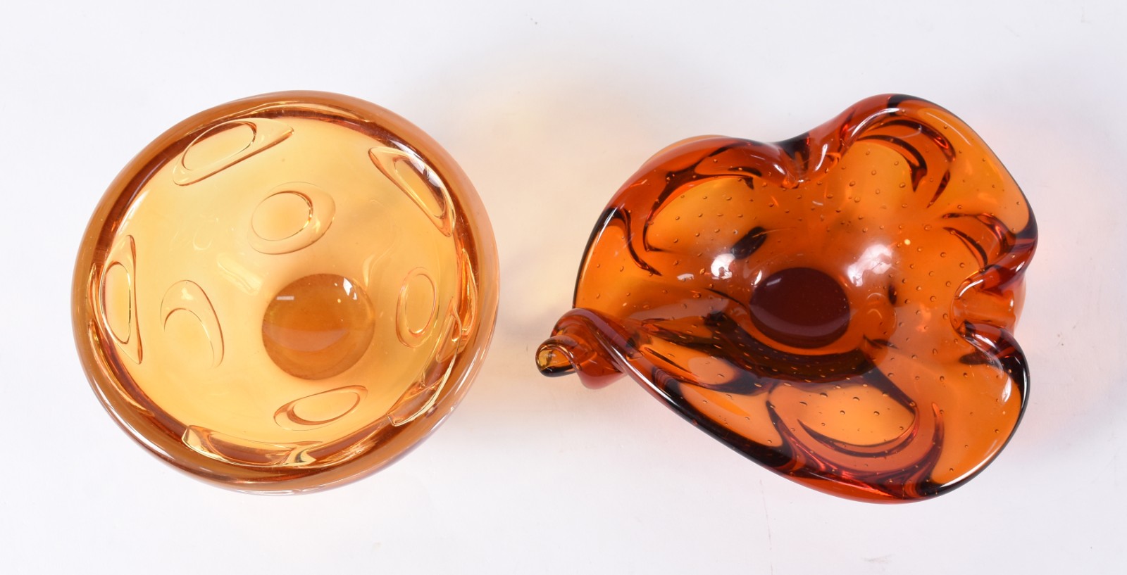 Duas peças de vidro decorativo, sendo: Bowl na cor âmbar e cinzeiro... - foto 3 de 4