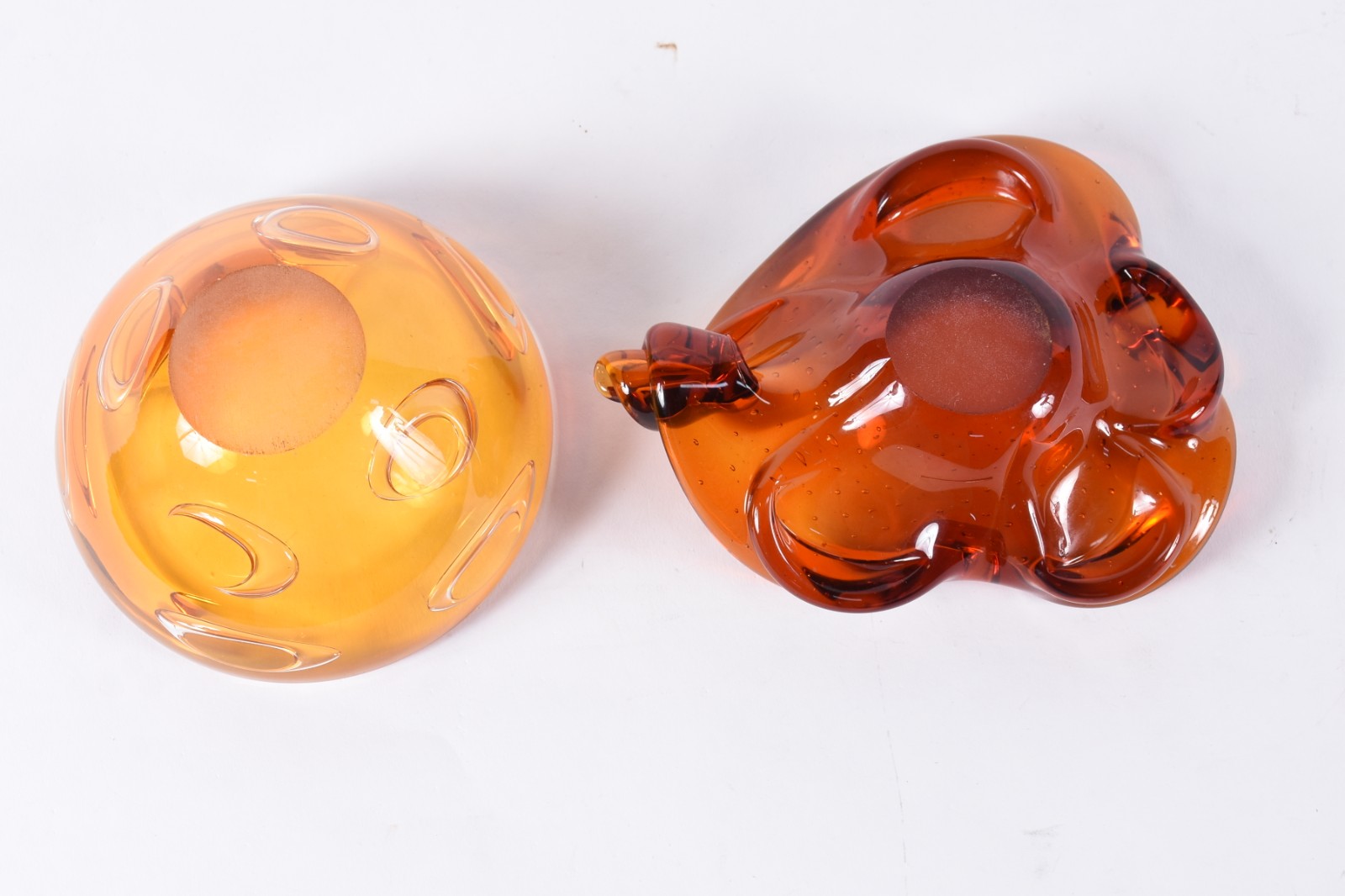 Duas peças de vidro decorativo, sendo: Bowl na cor âmbar e cinzeiro... - foto 4 de 4