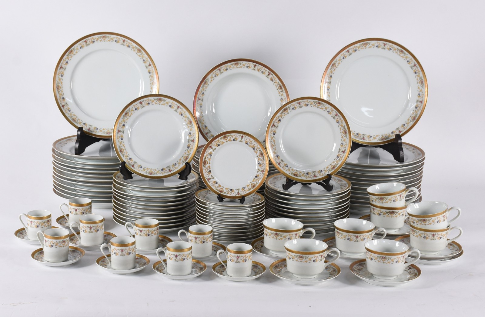 Aparelho de jantar, chá e café de porcelana Real, borda floral em... - foto 1 de 5