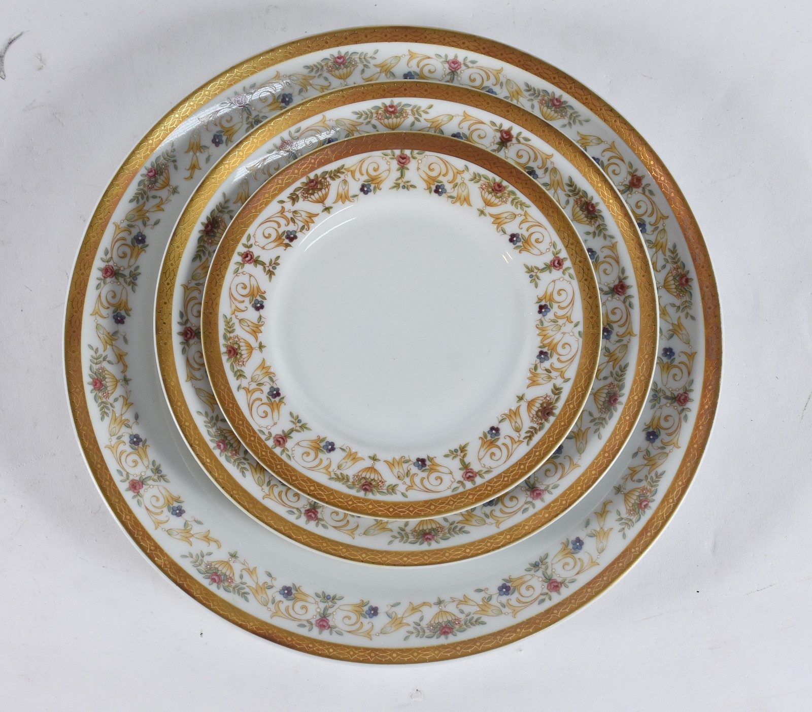 Aparelho de jantar, chá e café de porcelana Real, borda floral em... - foto 2 de 5