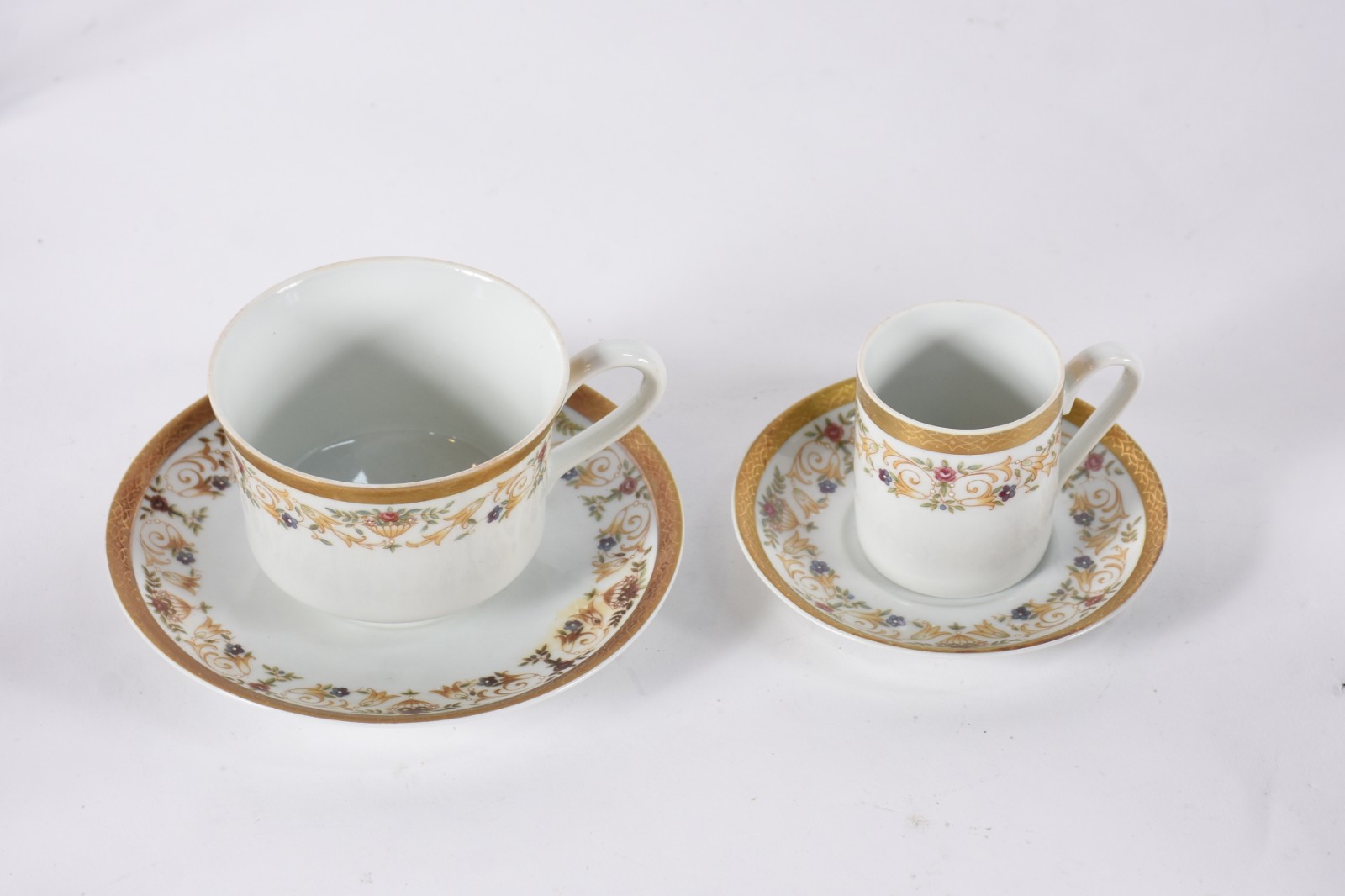 Aparelho de jantar, chá e café de porcelana Real, borda floral em... - foto 3 de 5