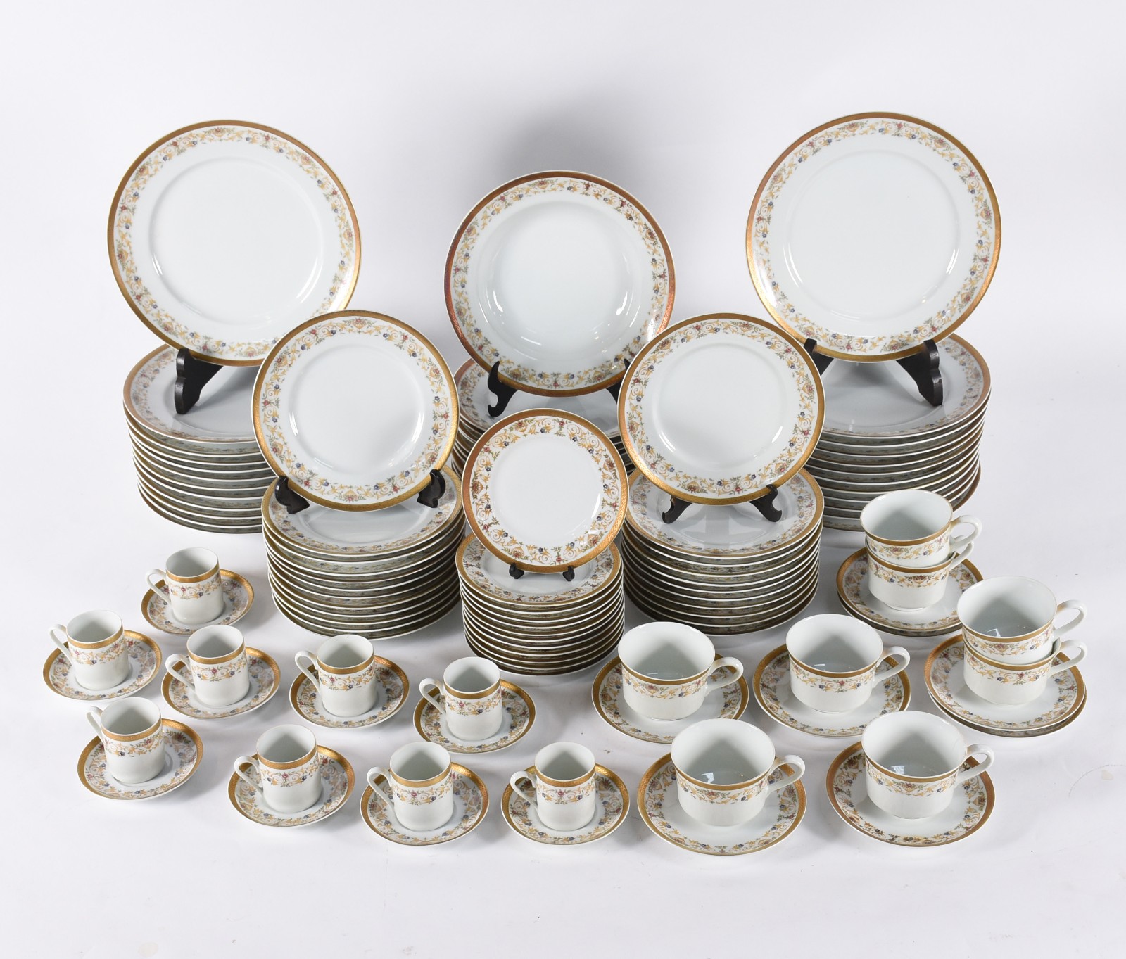 Aparelho de jantar, chá e café de porcelana Real, borda floral em... - foto 4 de 5