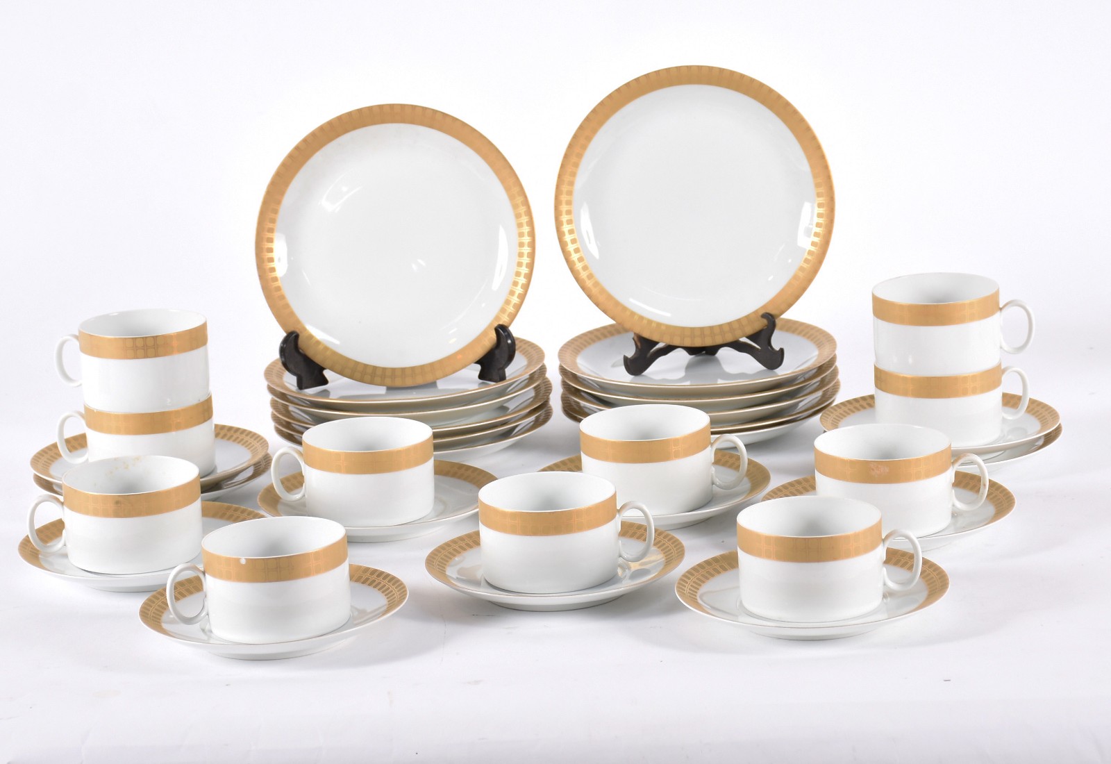Serviço de chá de porcelana Renner, branca com tarja dourada composto... - foto 1 de 5