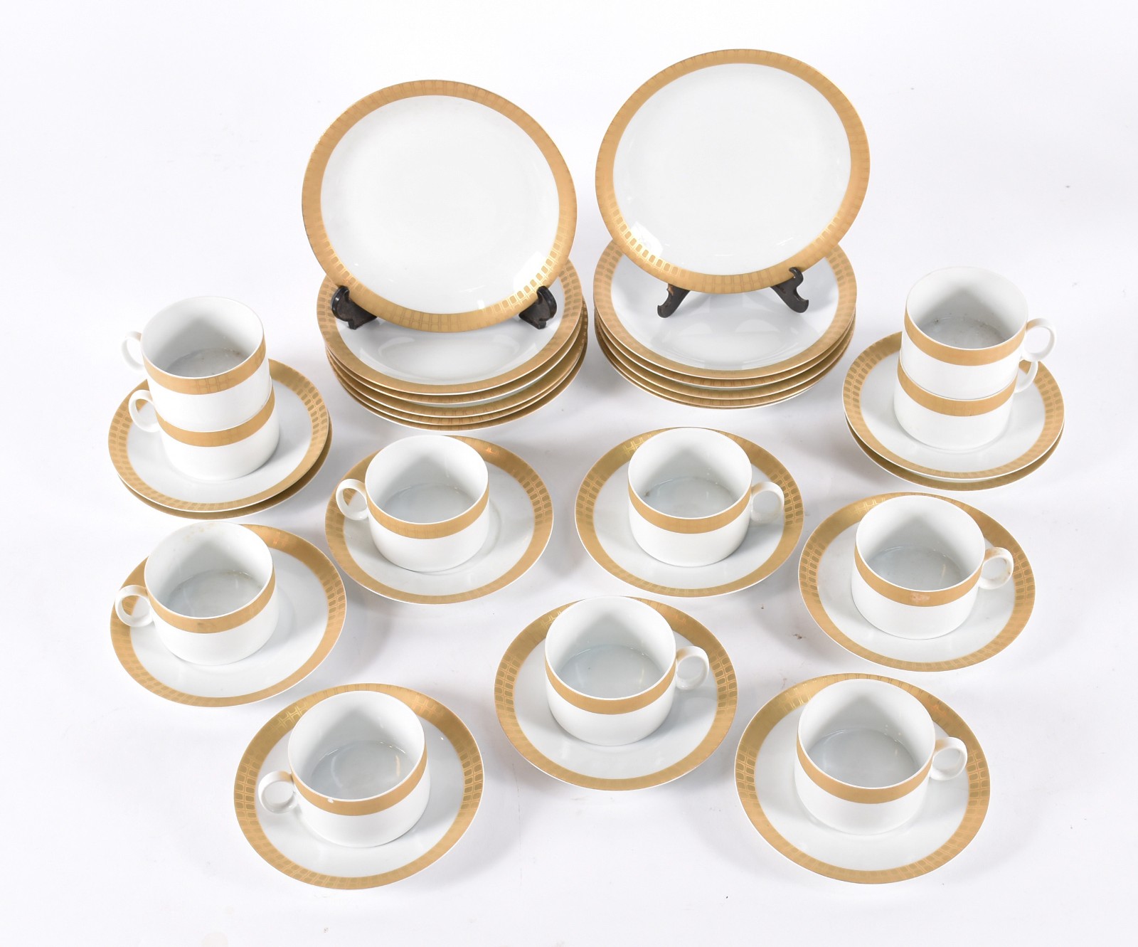 Serviço de chá de porcelana Renner, branca com tarja dourada composto... - foto 2 de 5