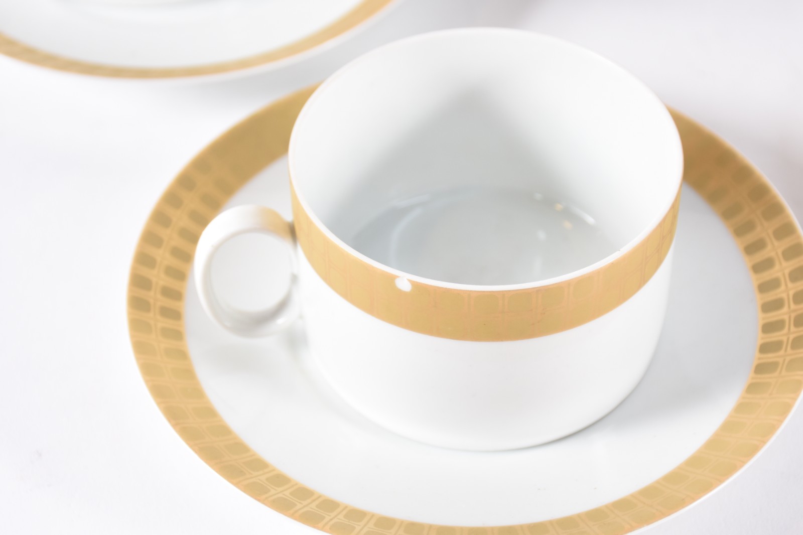 Serviço de chá de porcelana Renner, branca com tarja dourada composto... - foto 3 de 5