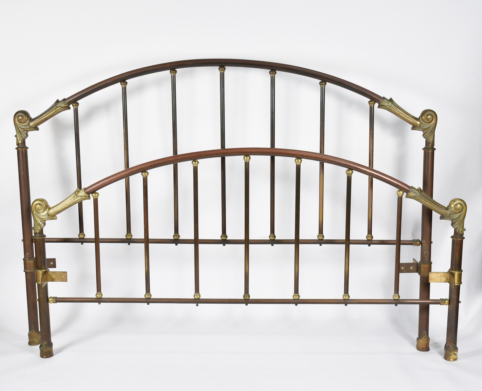 Cama de casal de metal completa com estrado (partes oxidadas). - foto 1 de 3